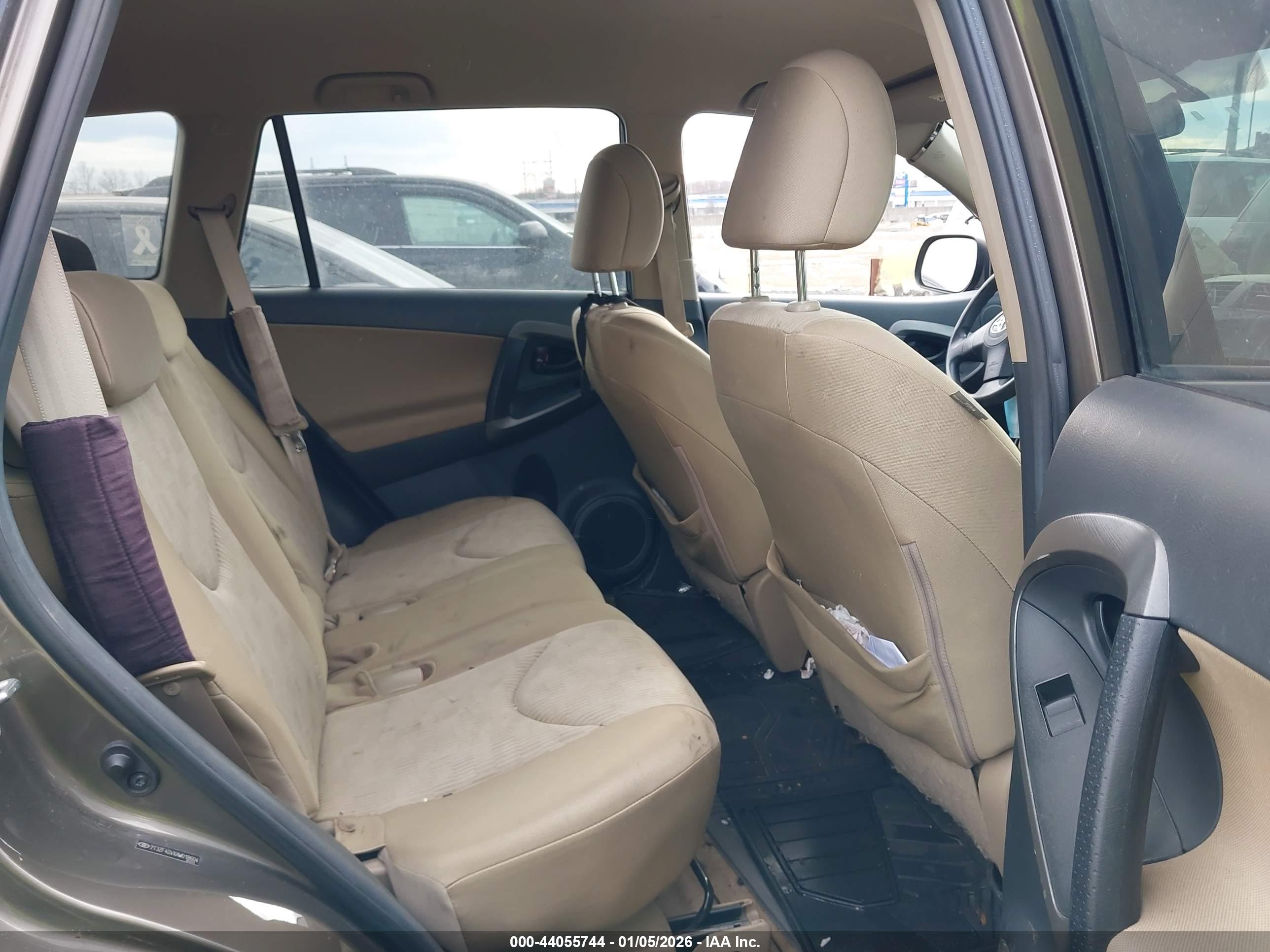 TOYOTA RAV4 image 8