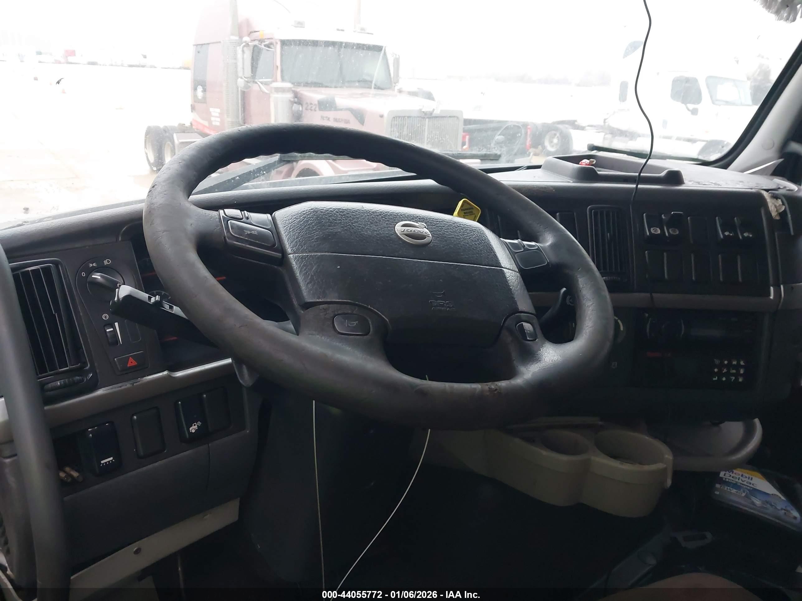 VOLVO VN image 8