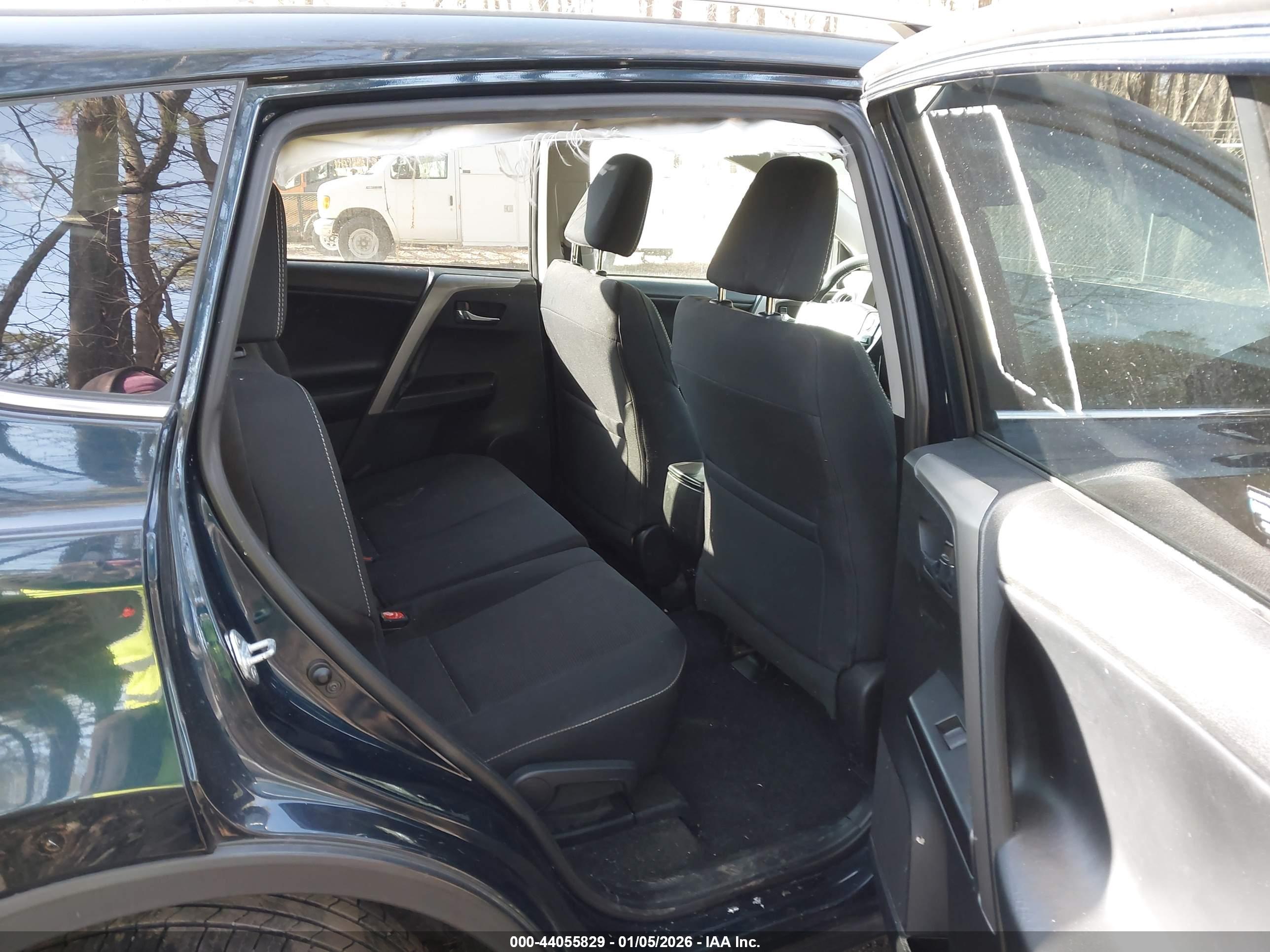 TOYOTA RAV4 image 8