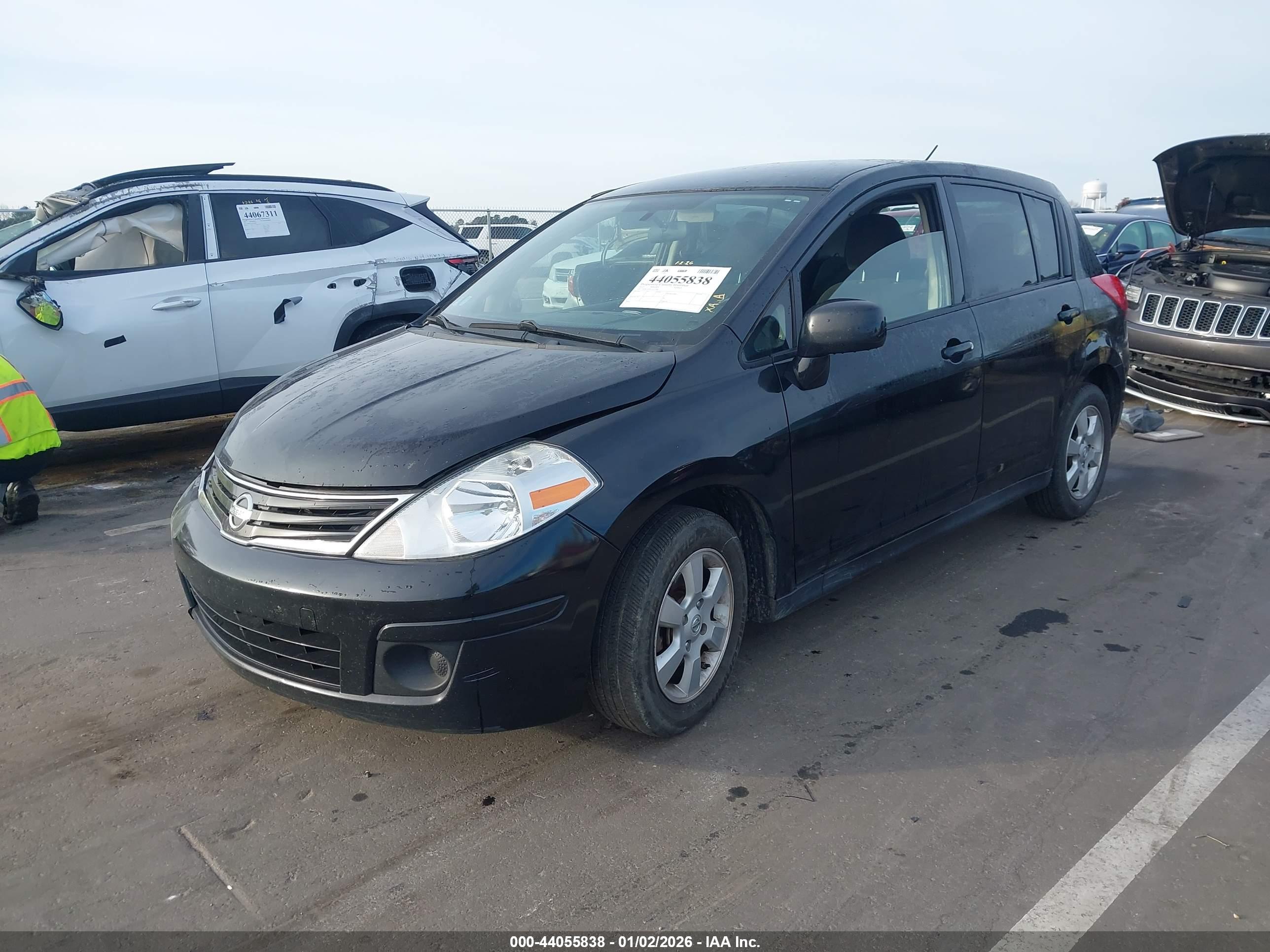 NISSAN VERSA image 2