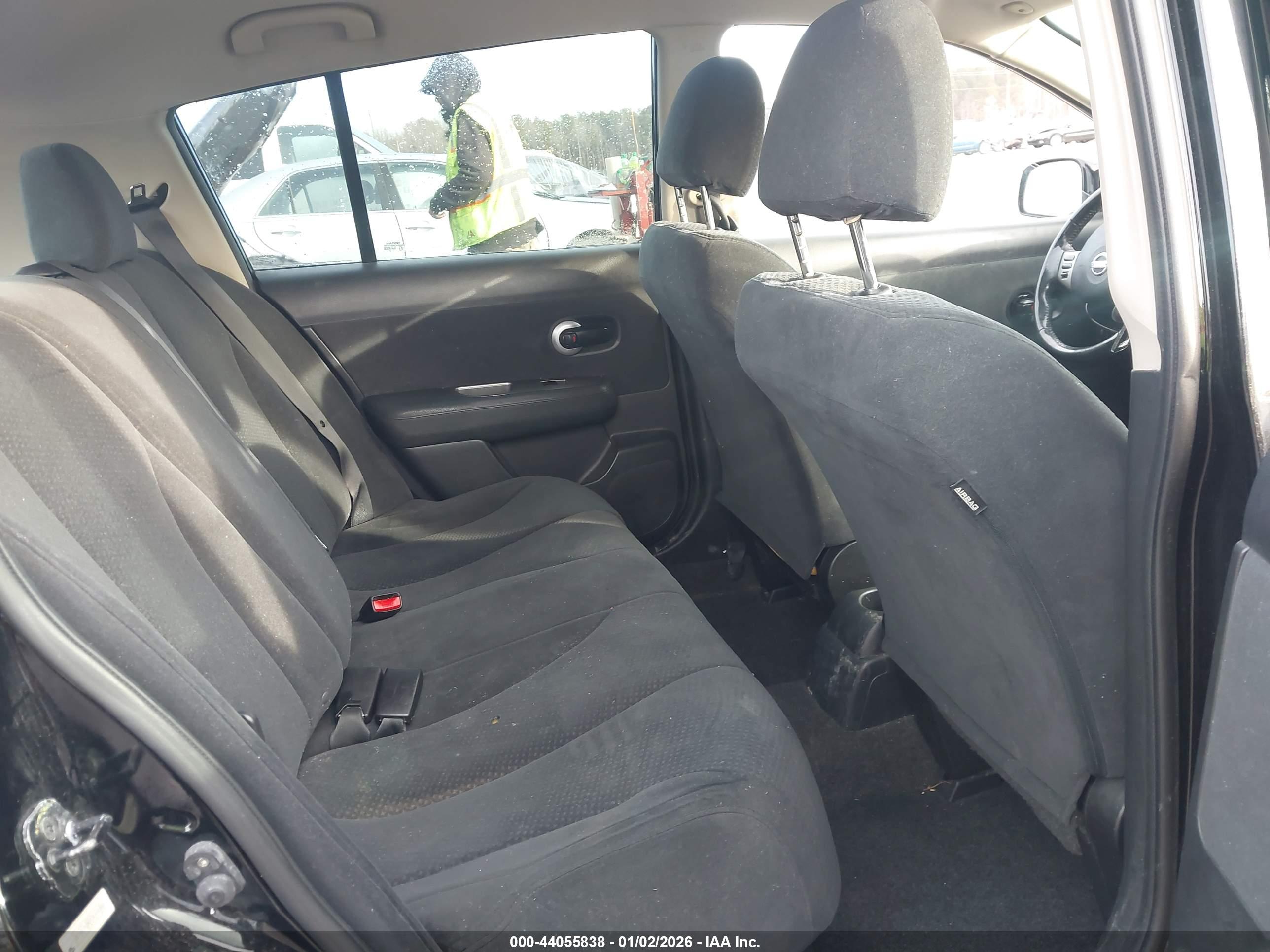 NISSAN VERSA image 8