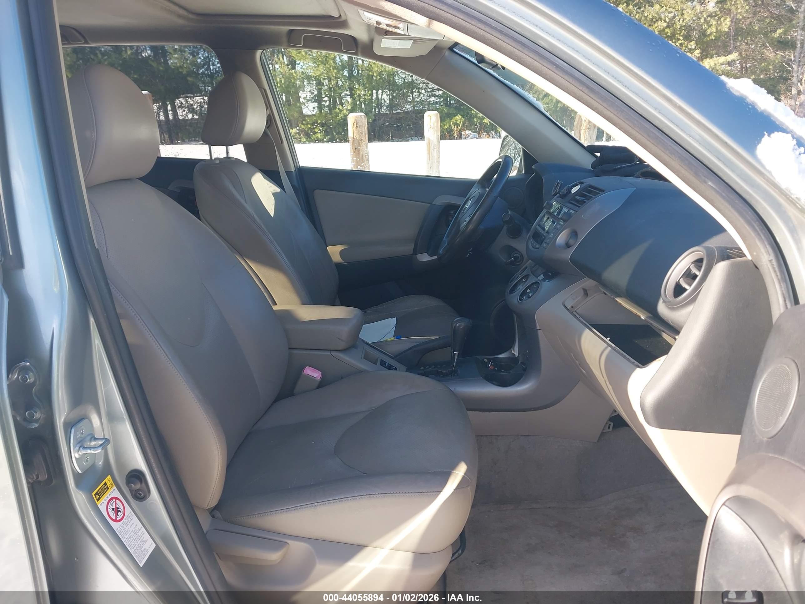 TOYOTA RAV4 image 5