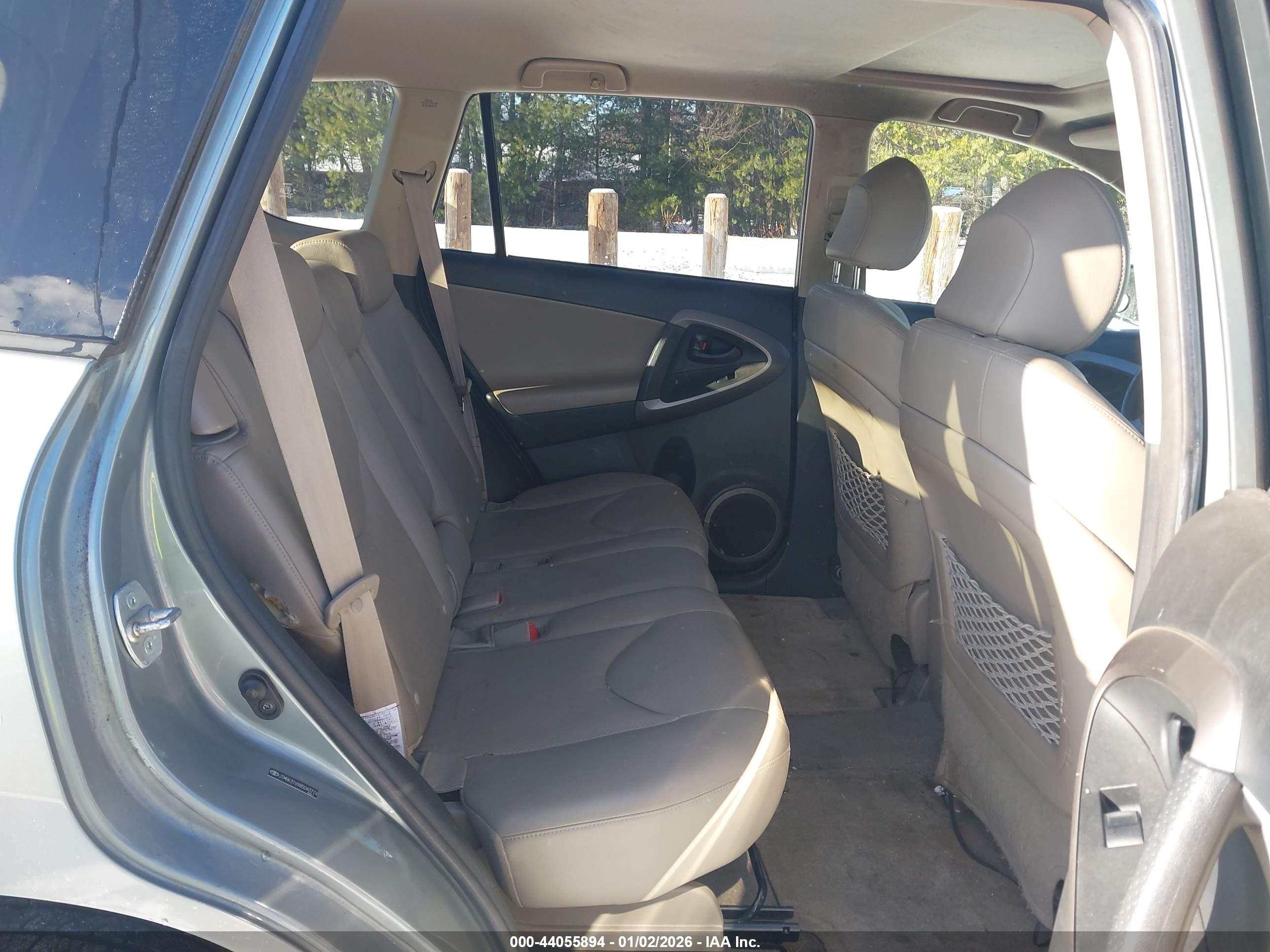 TOYOTA RAV4 image 8