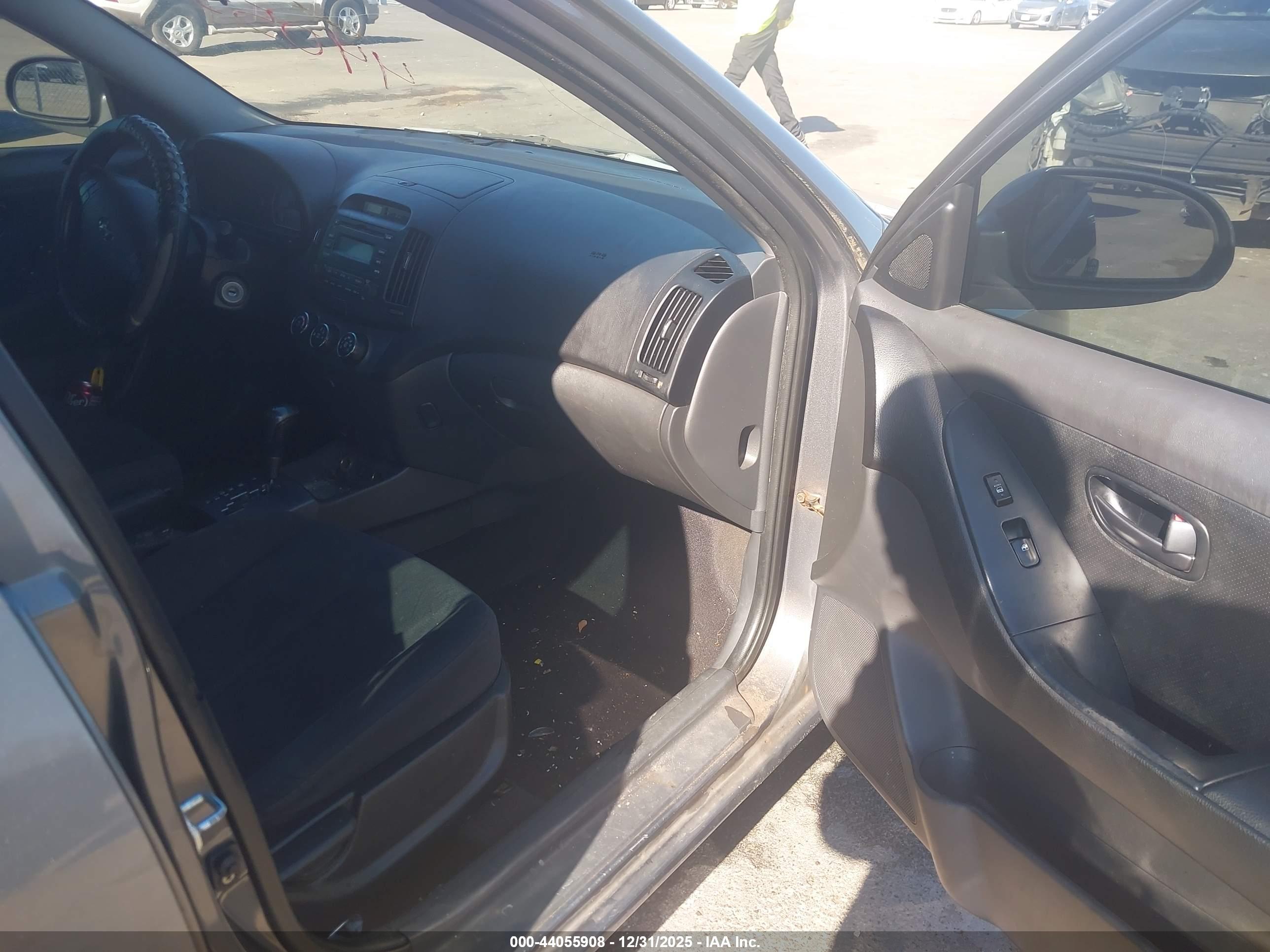 HYUNDAI ELANTRA image 5