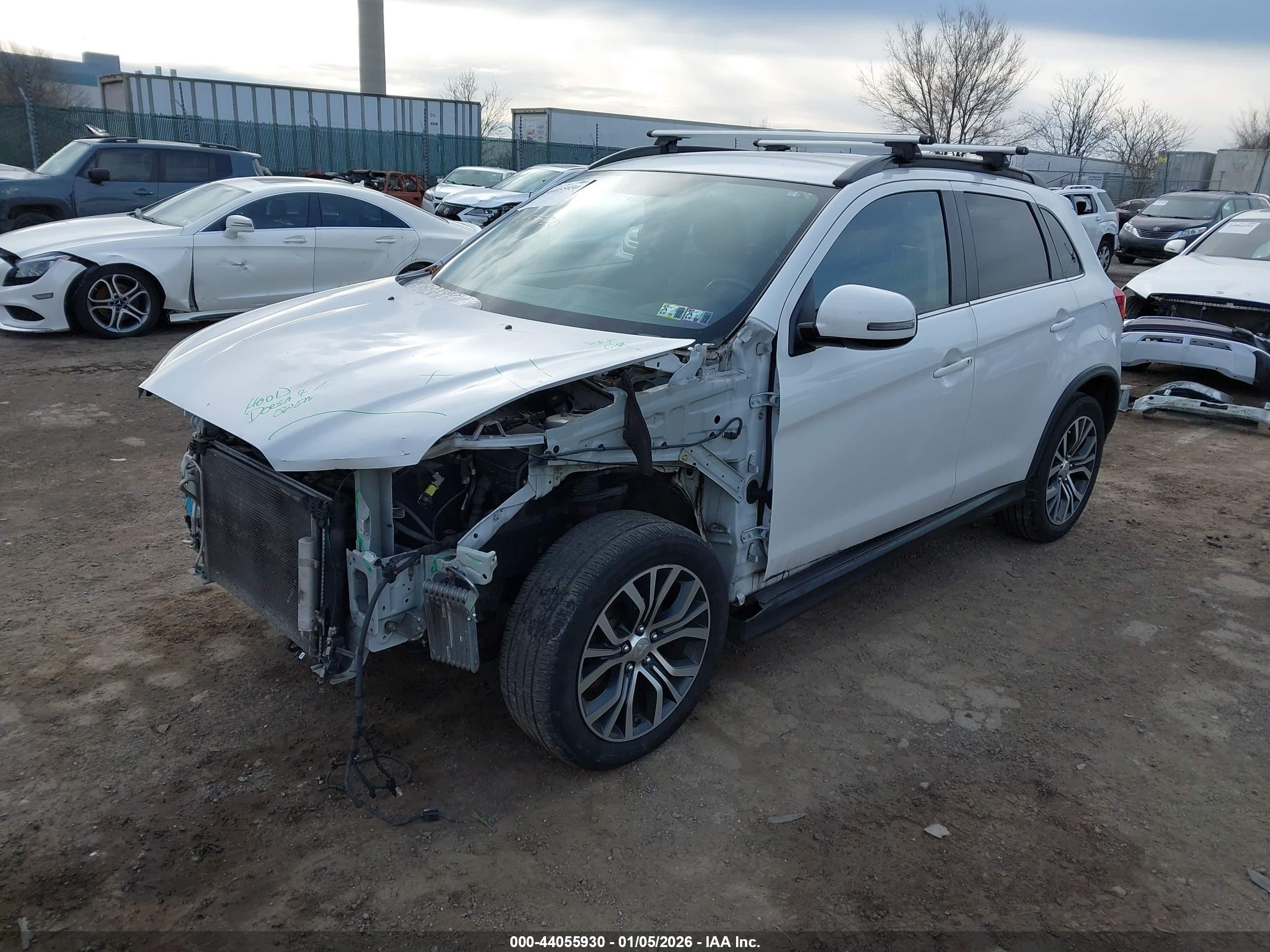 MITSUBISHI OUTLANDER image 2