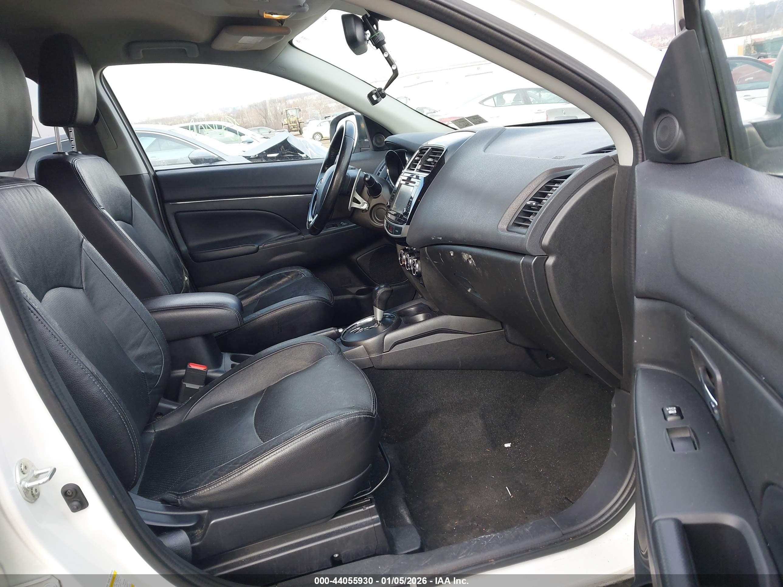 MITSUBISHI OUTLANDER image 5