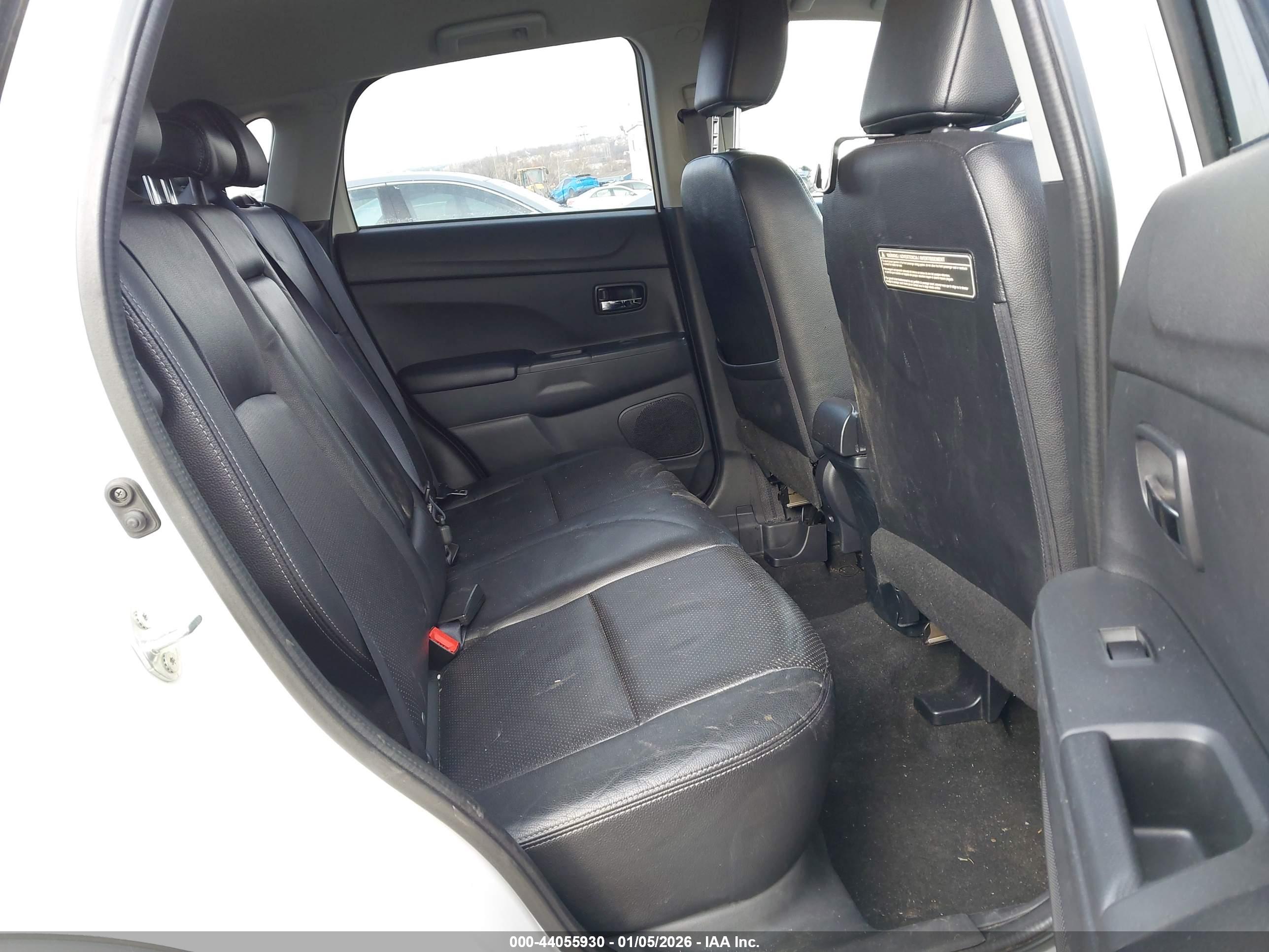 MITSUBISHI OUTLANDER image 8