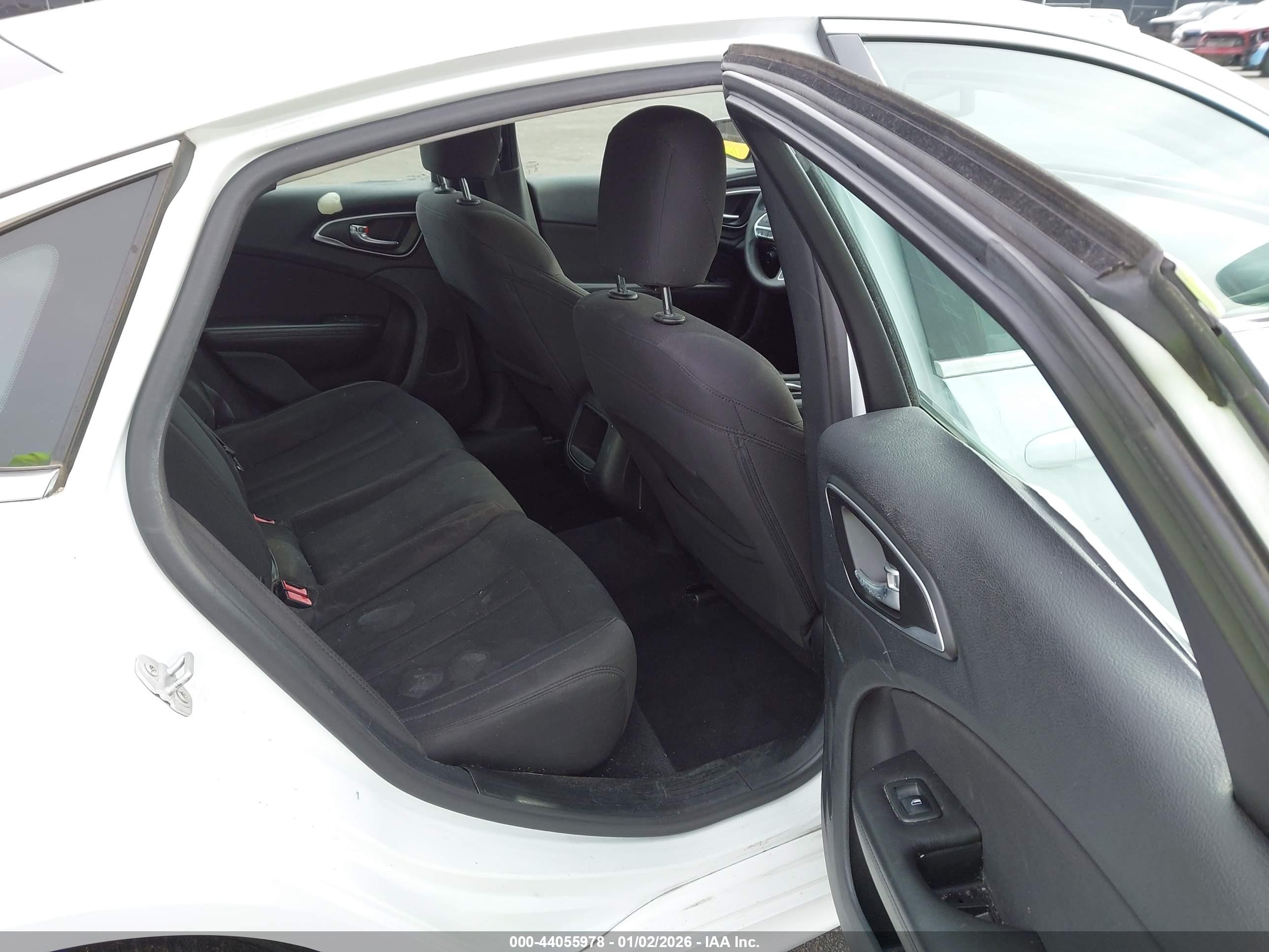 CHRYSLER 200 image 8