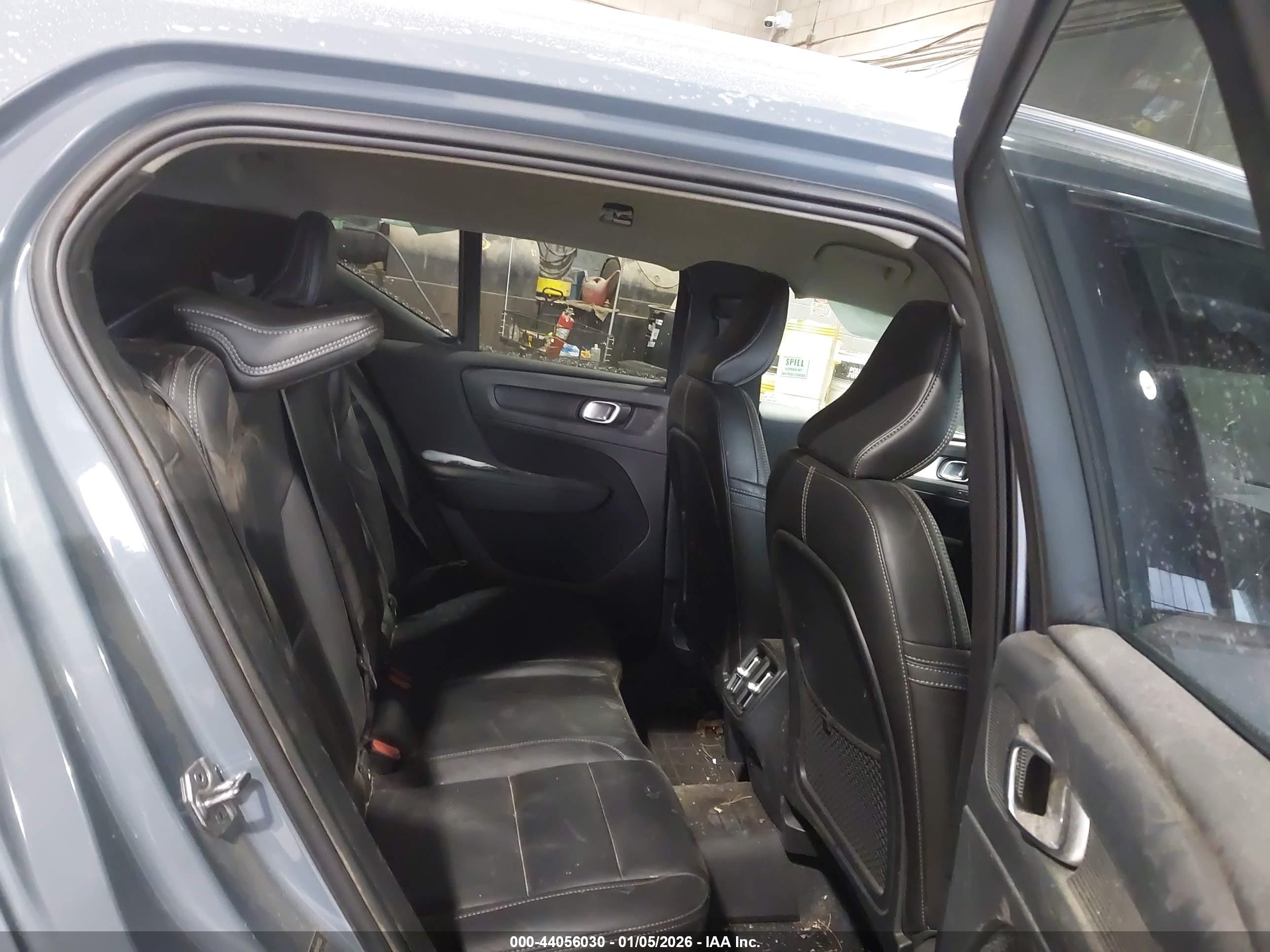 VOLVO XC40 image 8