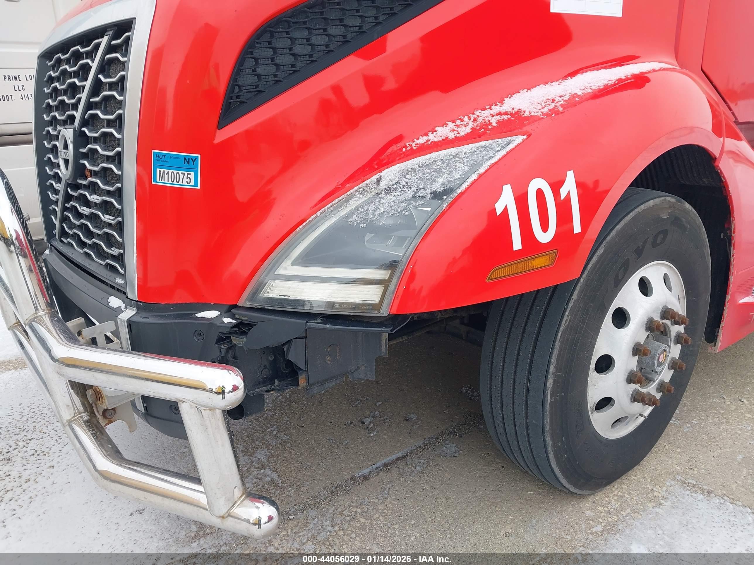 VOLVO VNL image 10