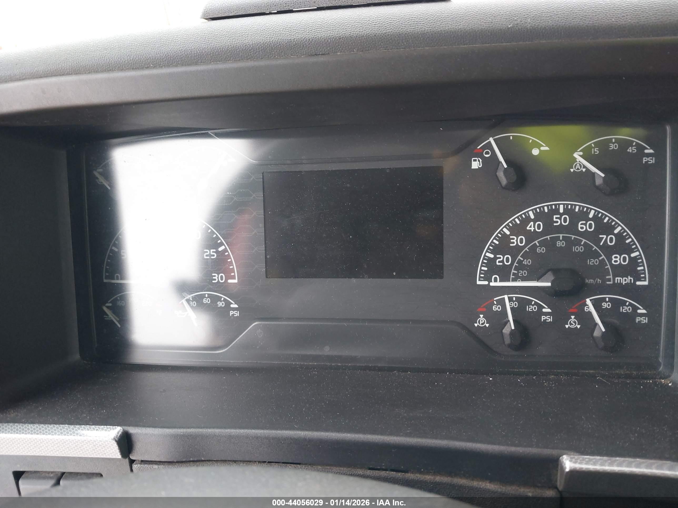 VOLVO VNL image 6
