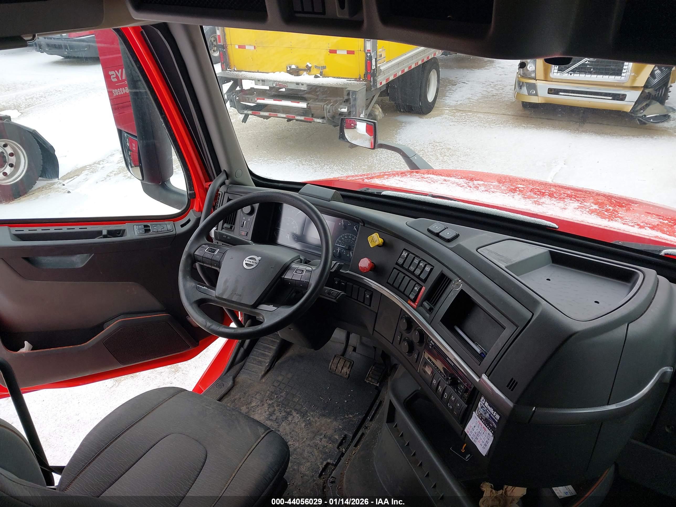 VOLVO VNL image 8