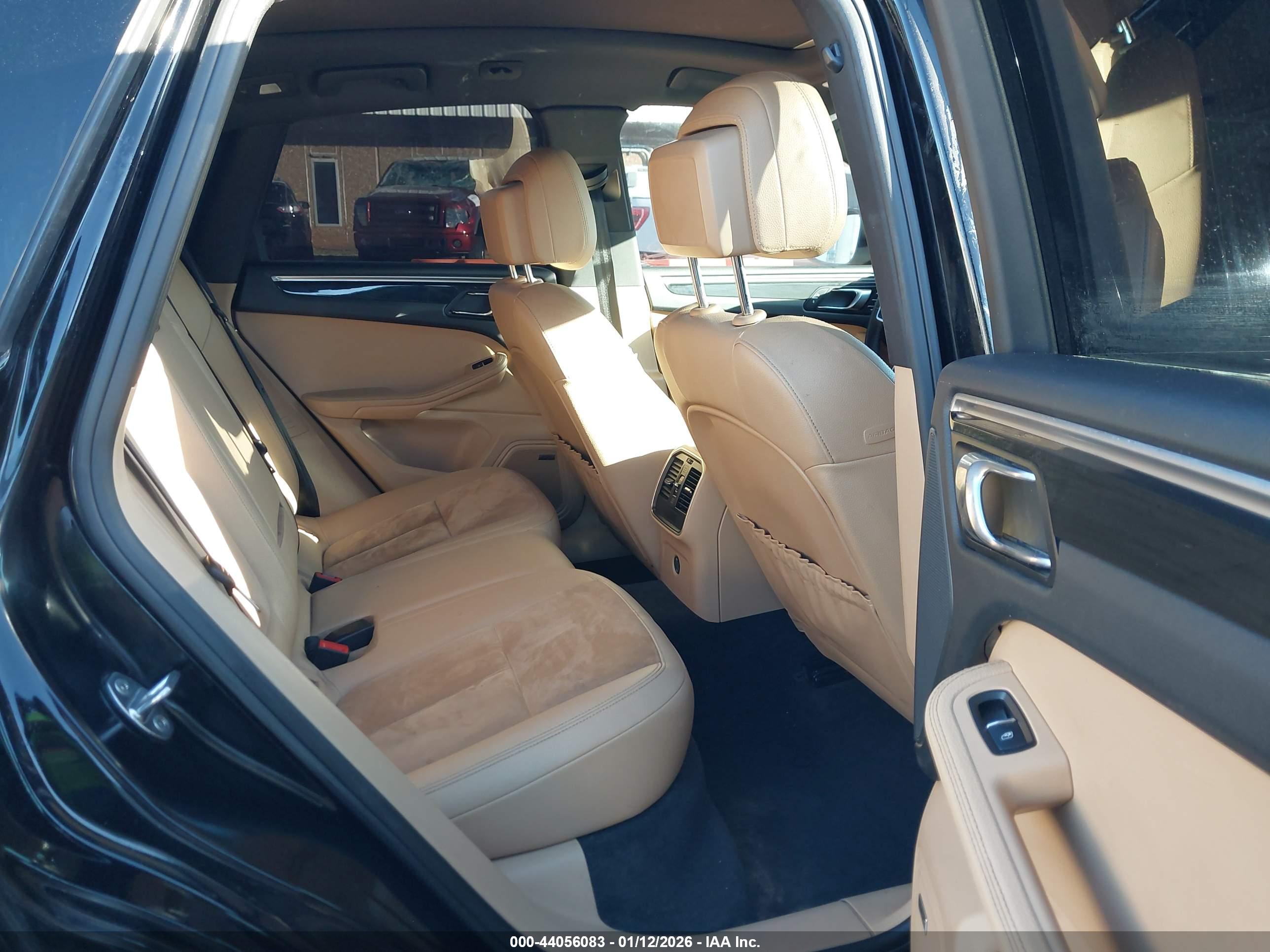 PORSCHE MACAN image 8