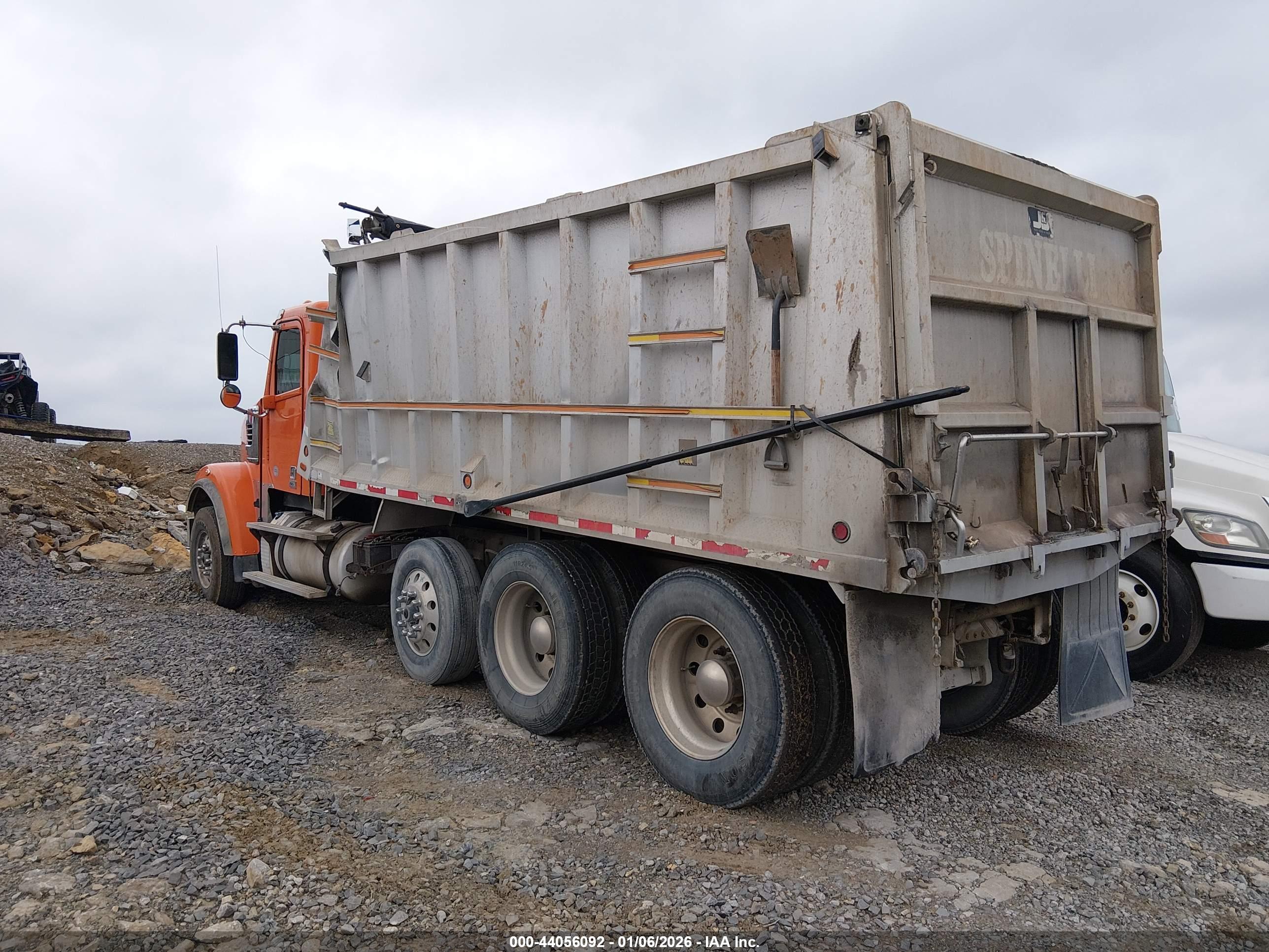 FREIGHTLINER SD122 image 3