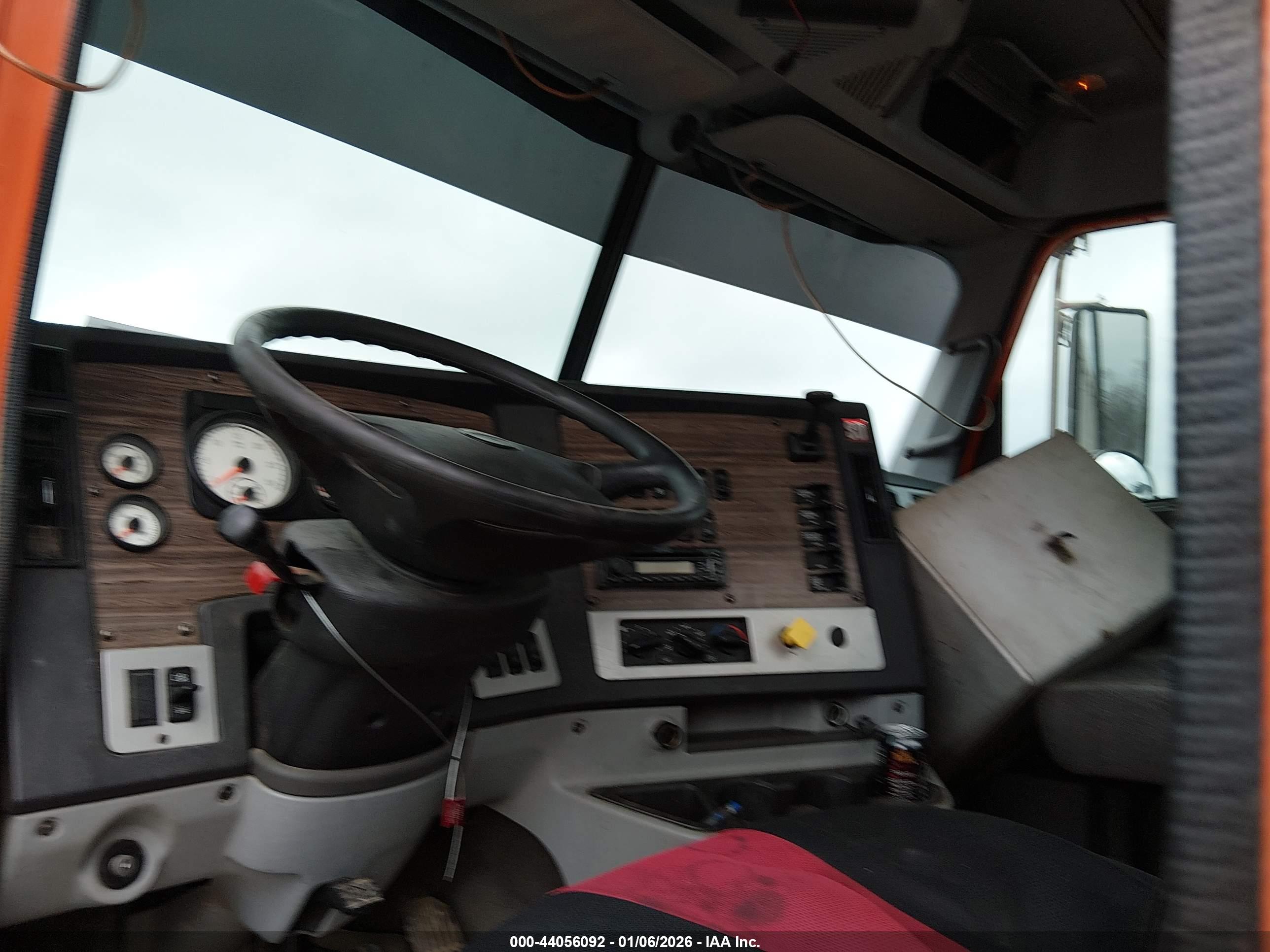 FREIGHTLINER SD122 image 7