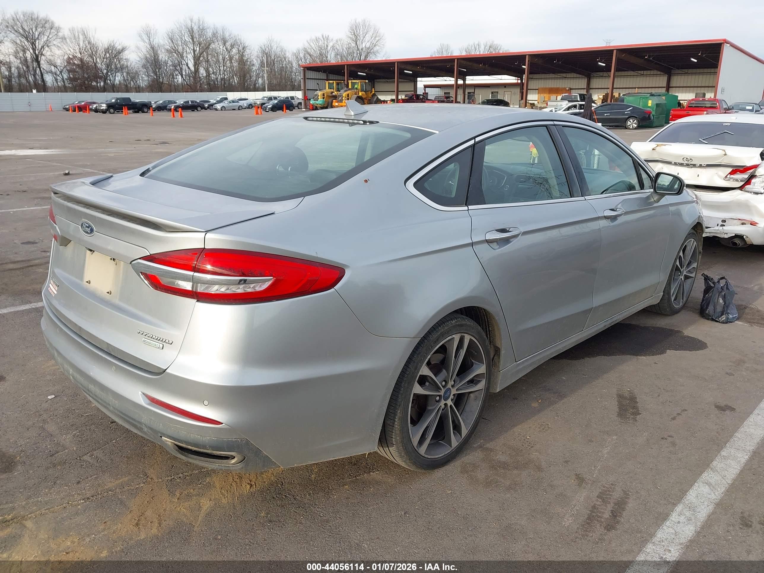 FORD FUSION image 4