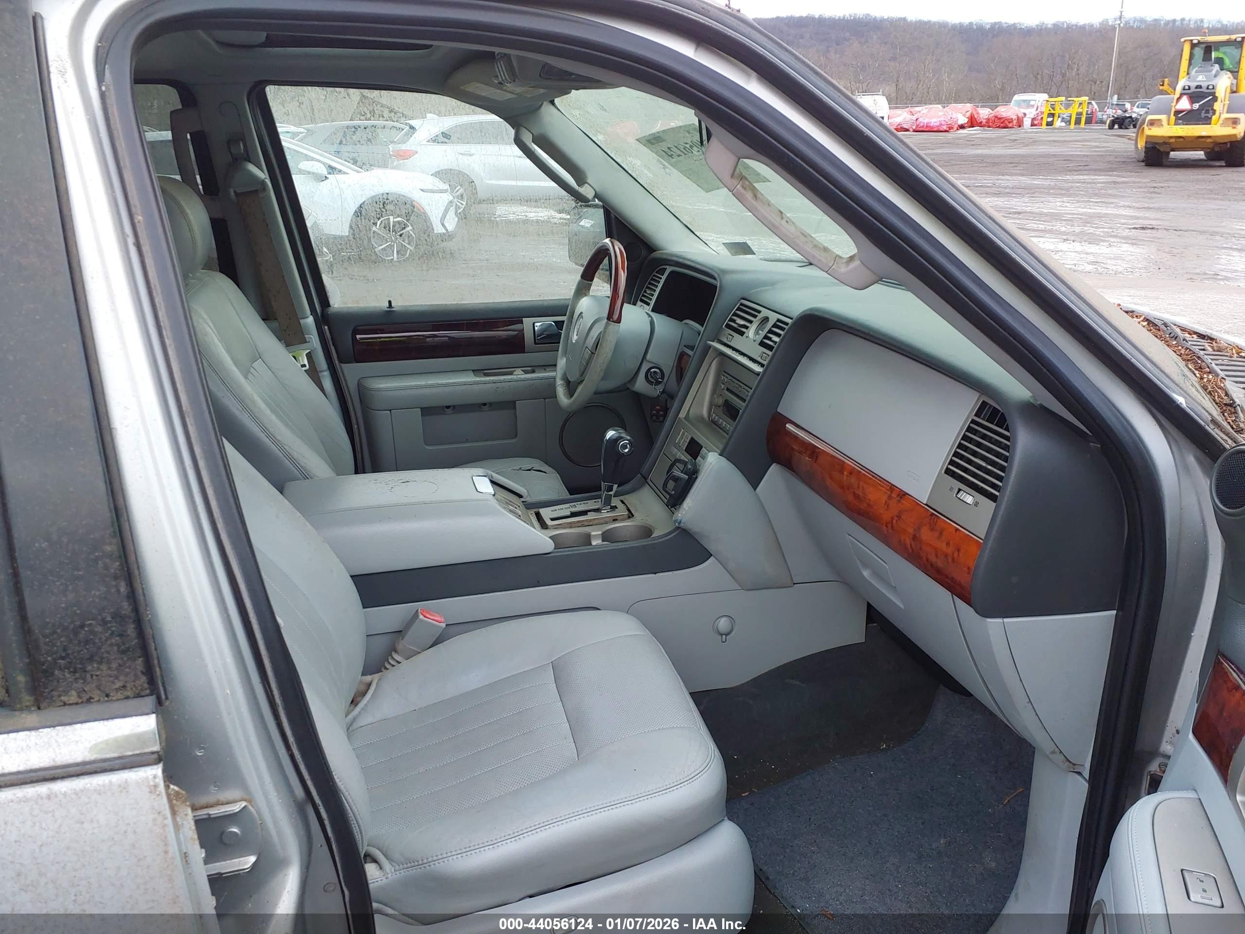 LINCOLN NAVIGATOR image 5