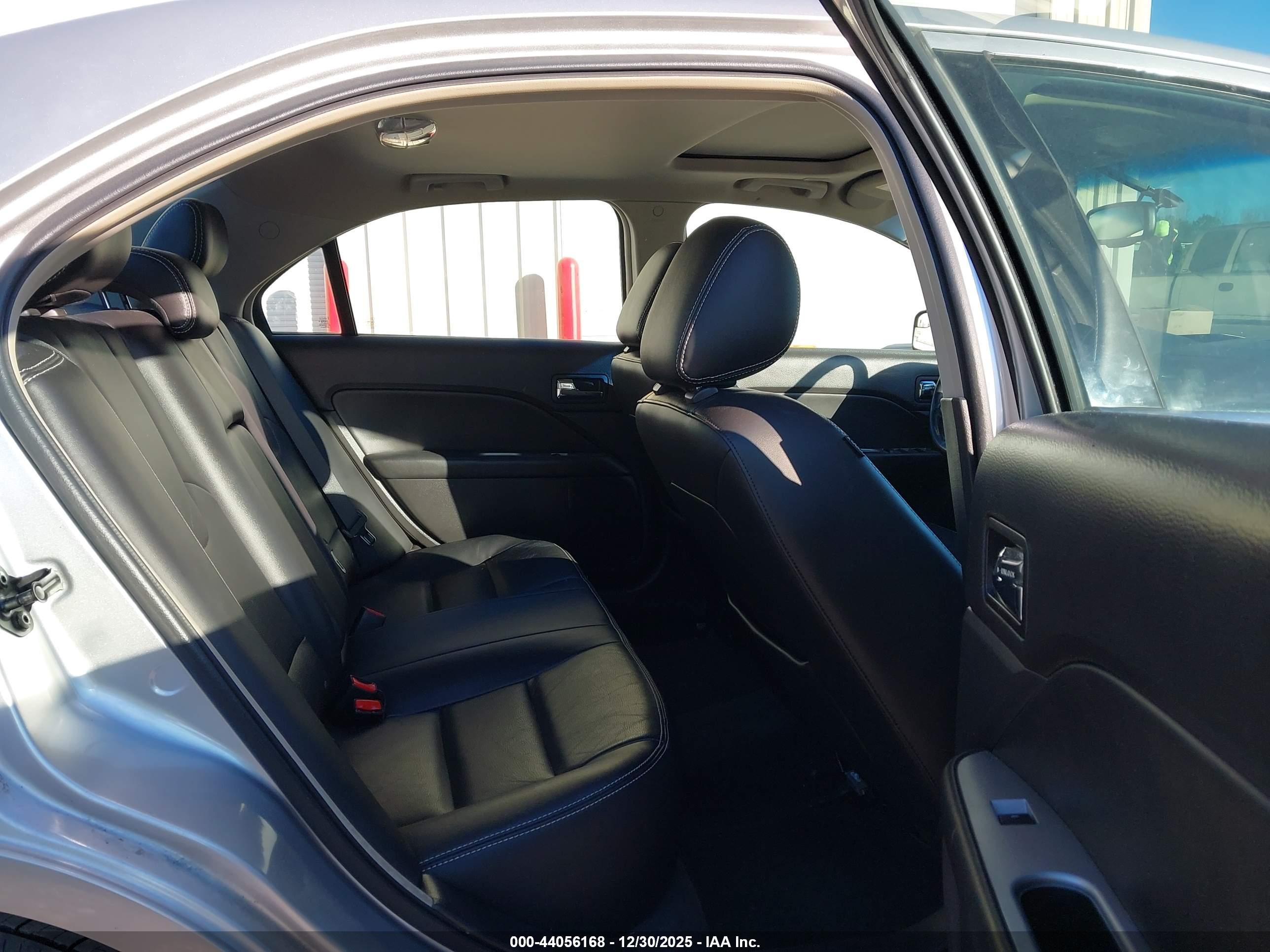 FORD FUSION image 8