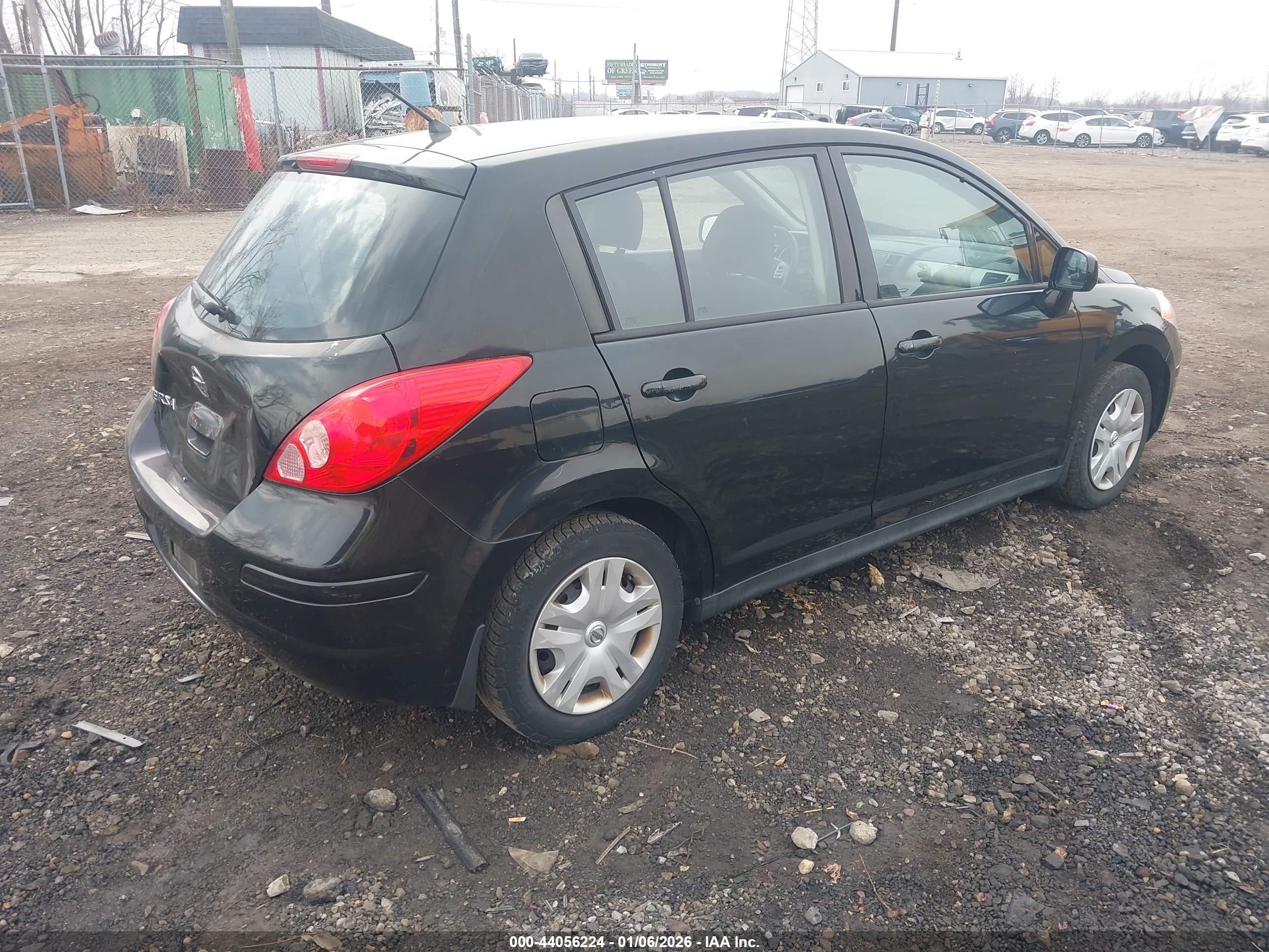NISSAN VERSA image 4
