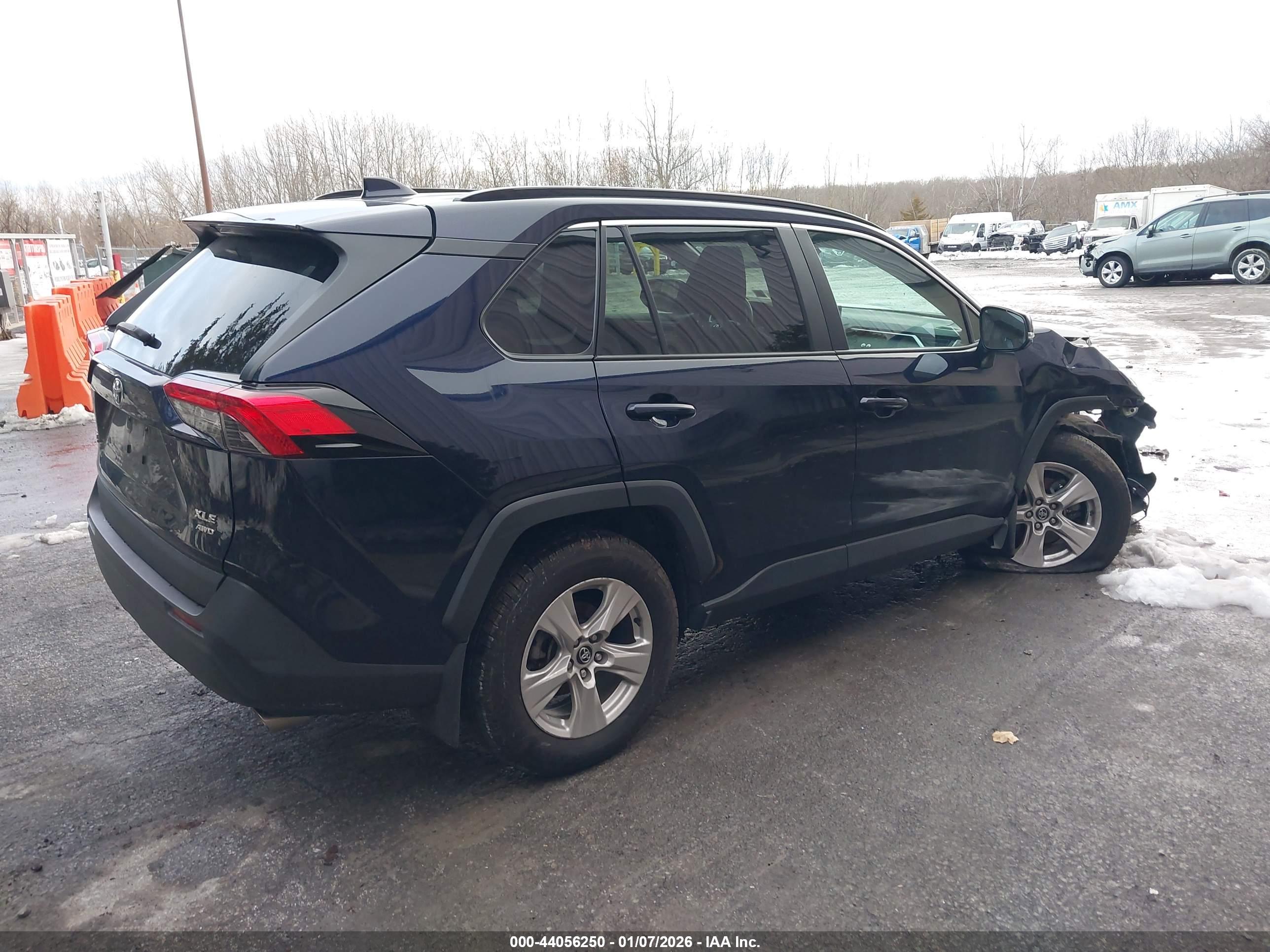 TOYOTA RAV4 image 4