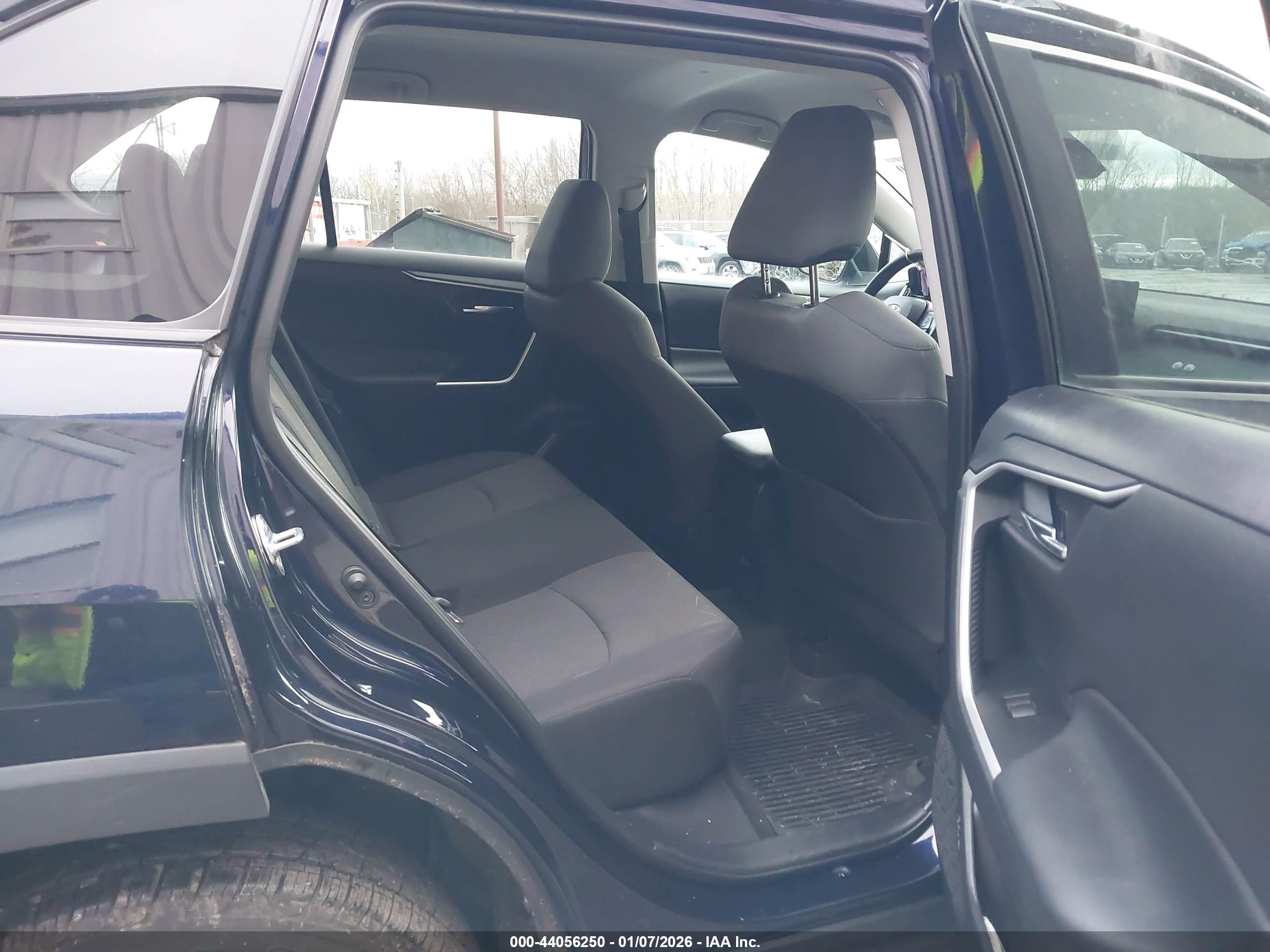 TOYOTA RAV4 image 8
