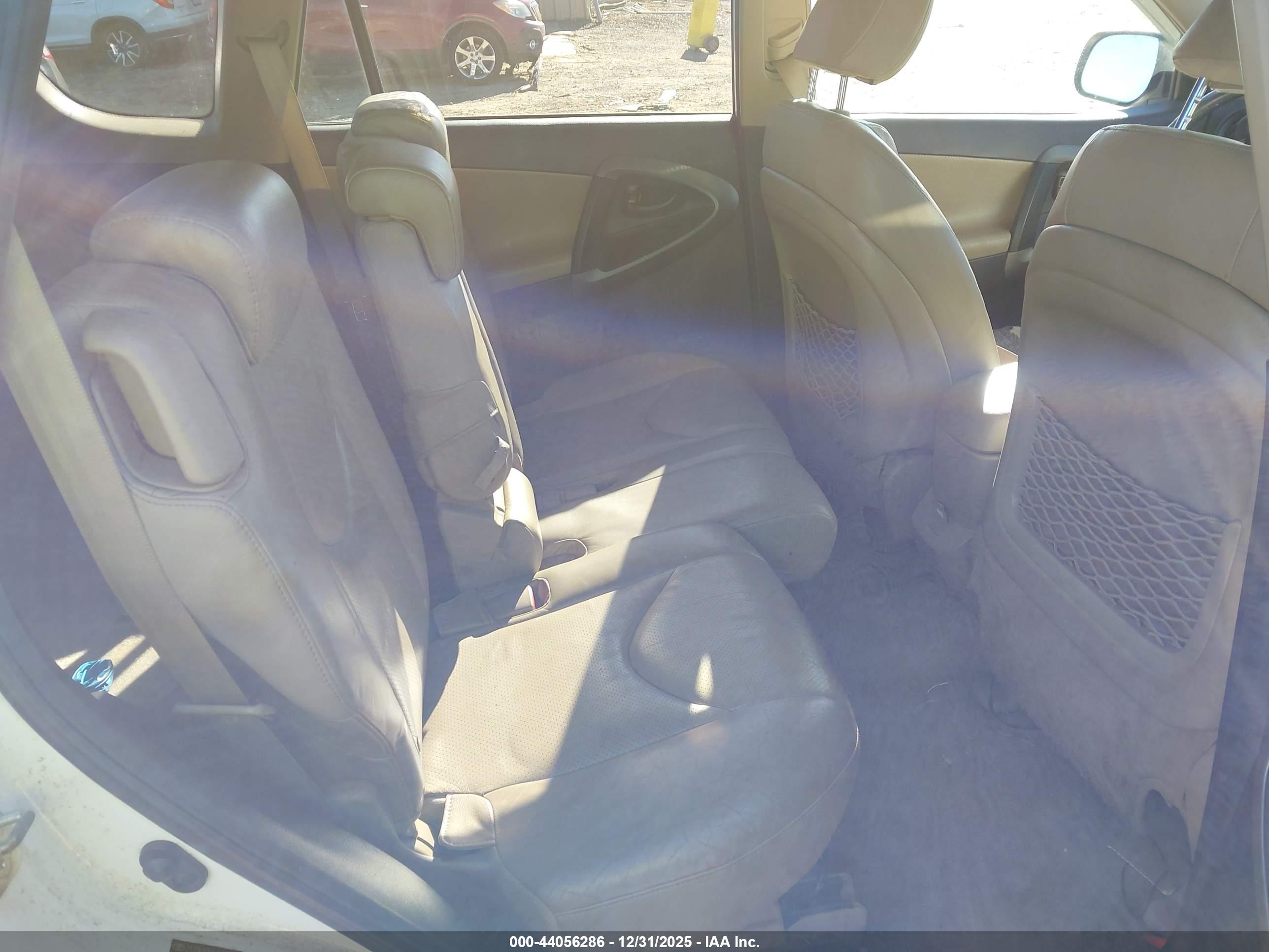 TOYOTA RAV4 image 8