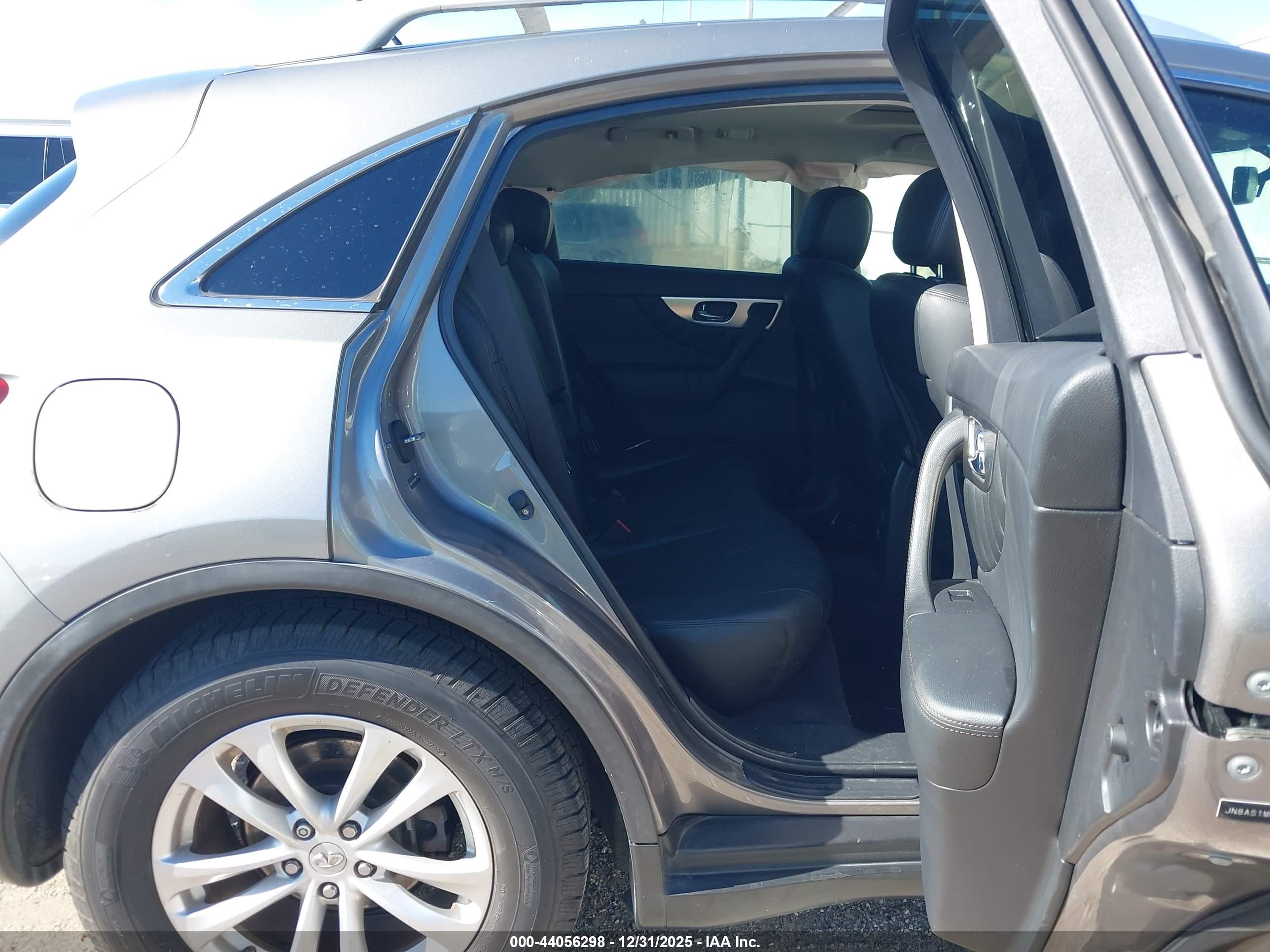 INFINITI FX35 image 8