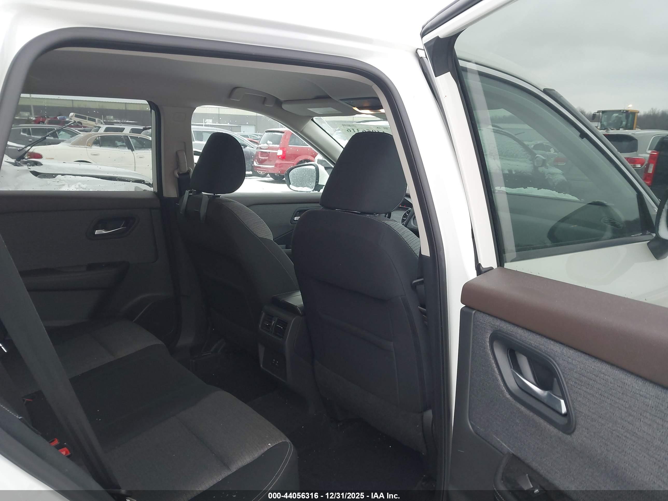 NISSAN ROGUE image 8