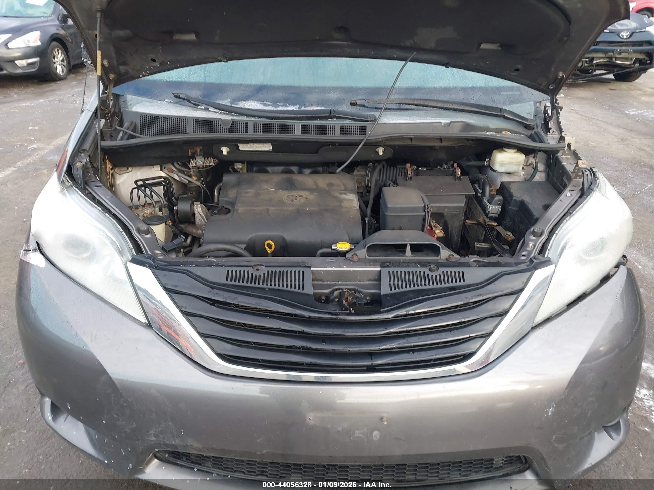 TOYOTA SIENNA image 10