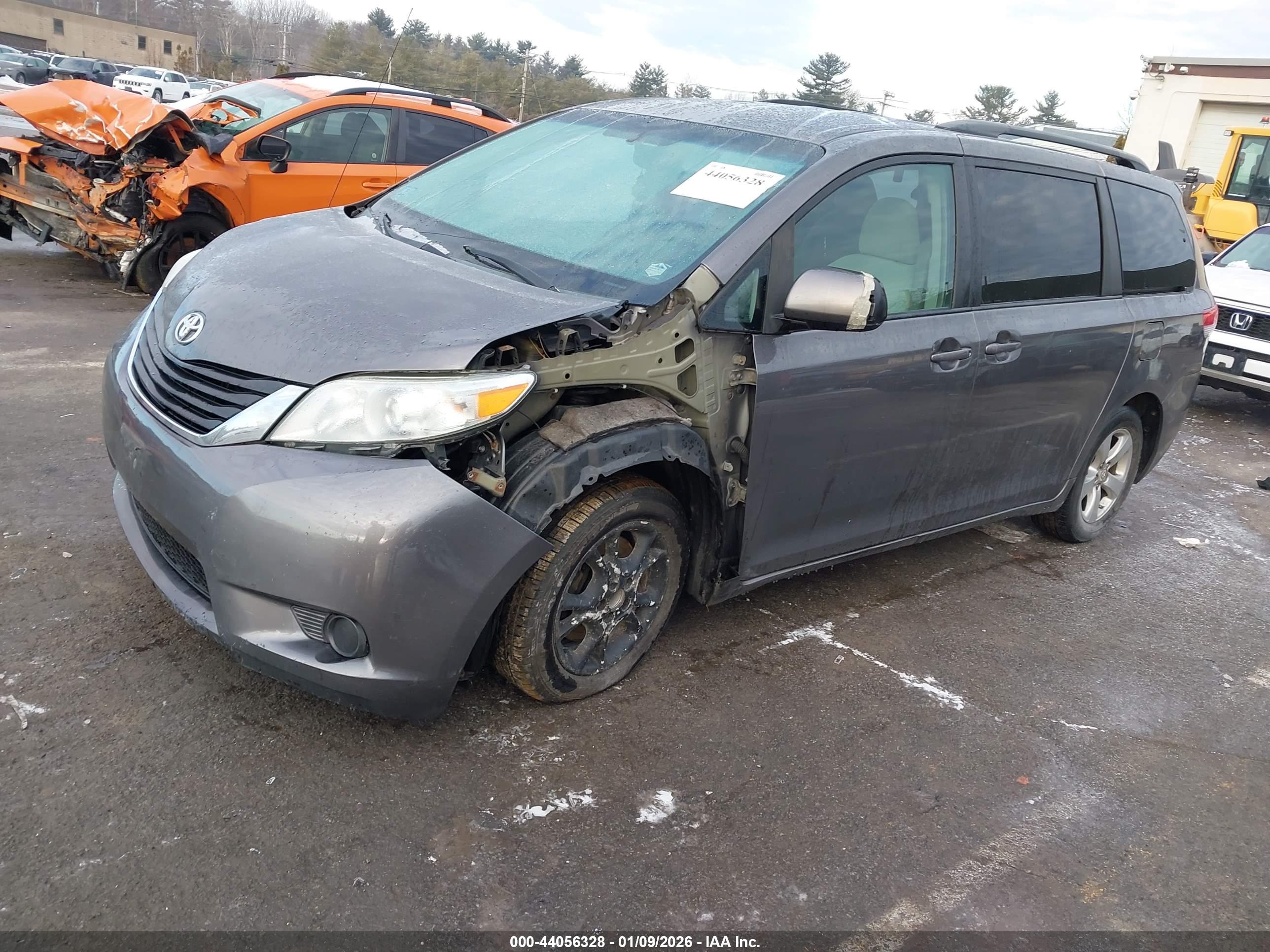 TOYOTA SIENNA image 2