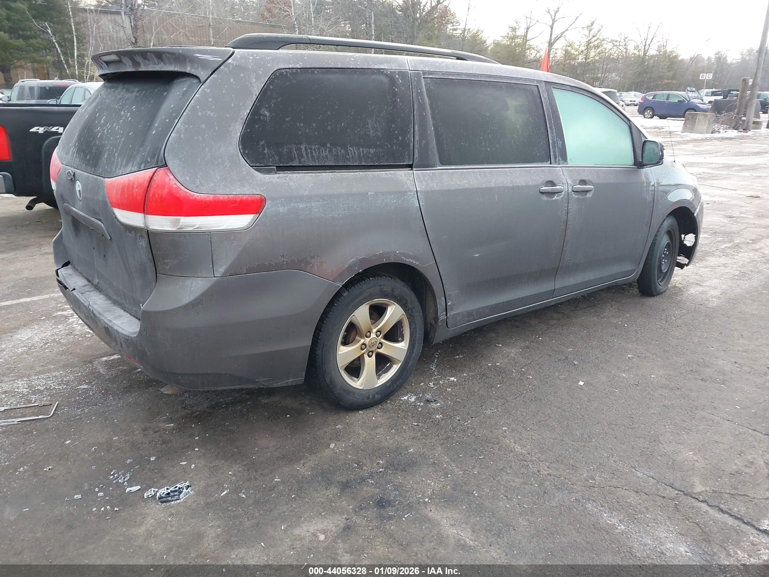 TOYOTA SIENNA image 4