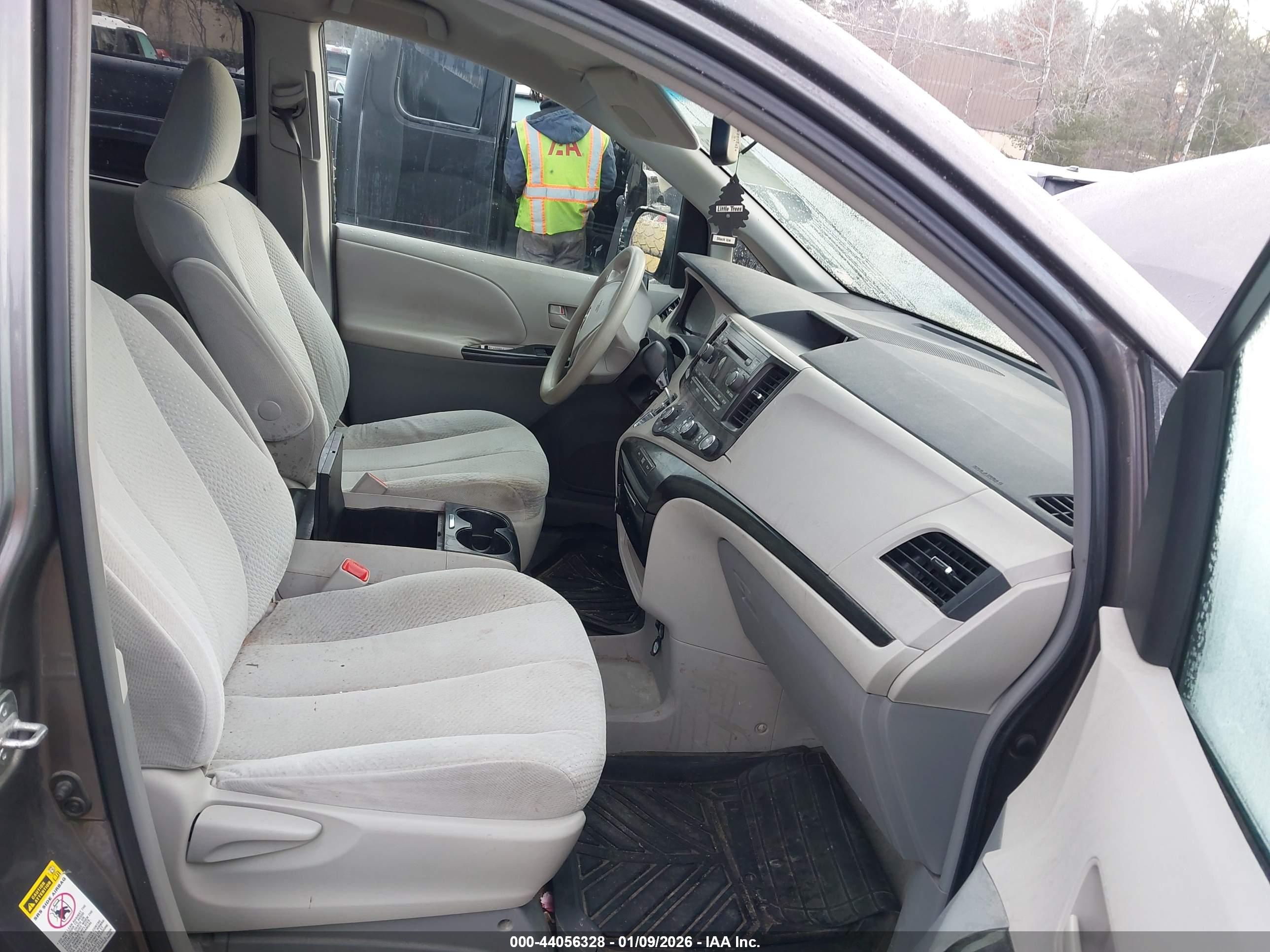 TOYOTA SIENNA image 5