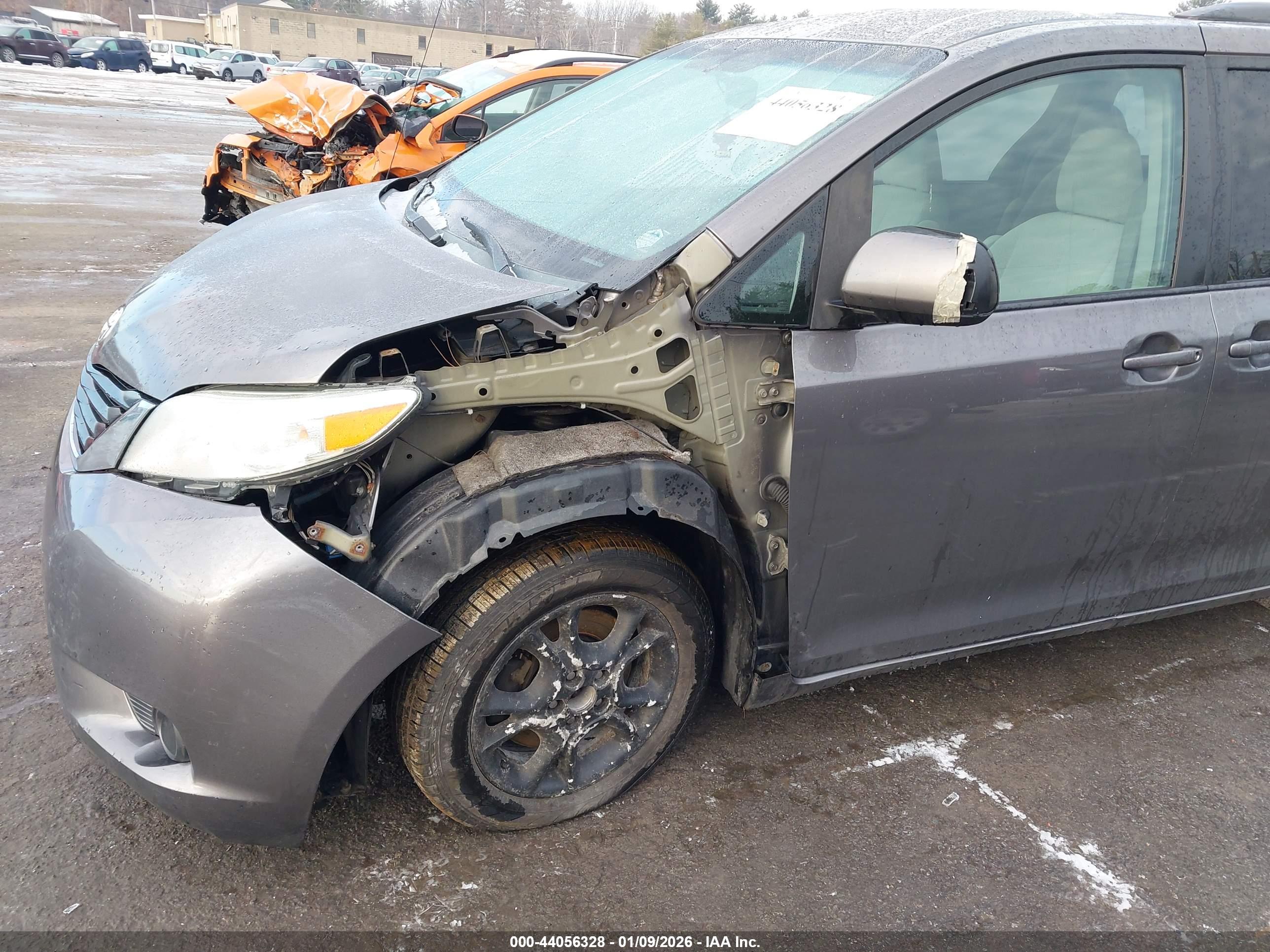 TOYOTA SIENNA image 6