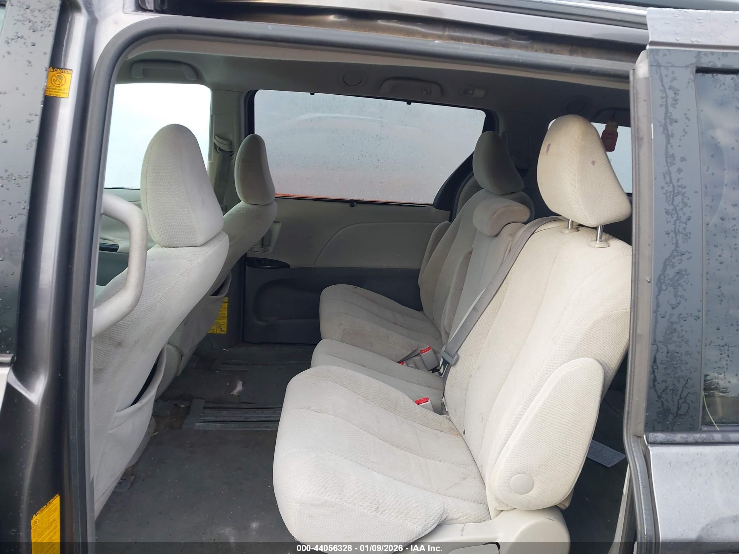 TOYOTA SIENNA image 8