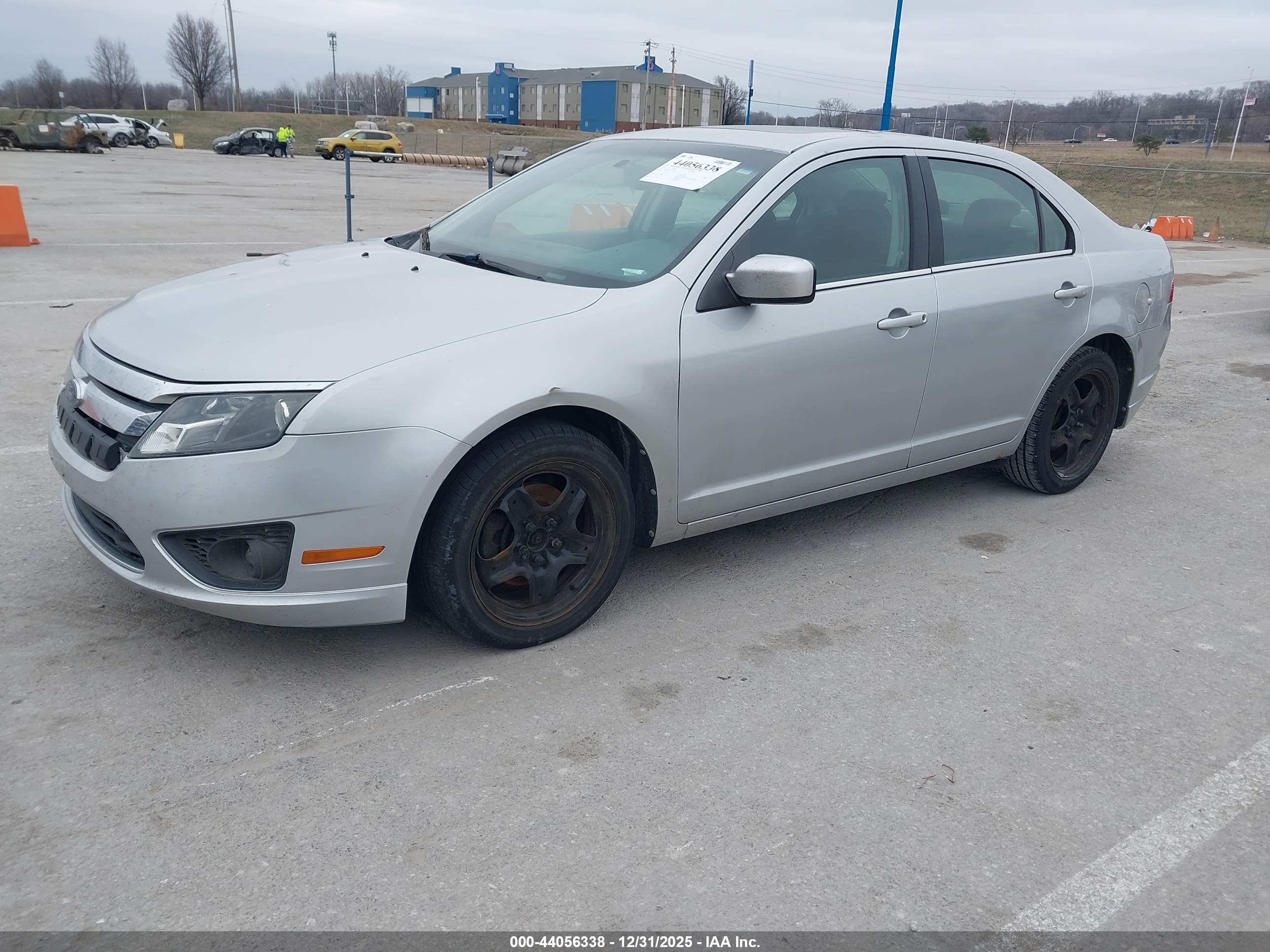 FORD FUSION image 2