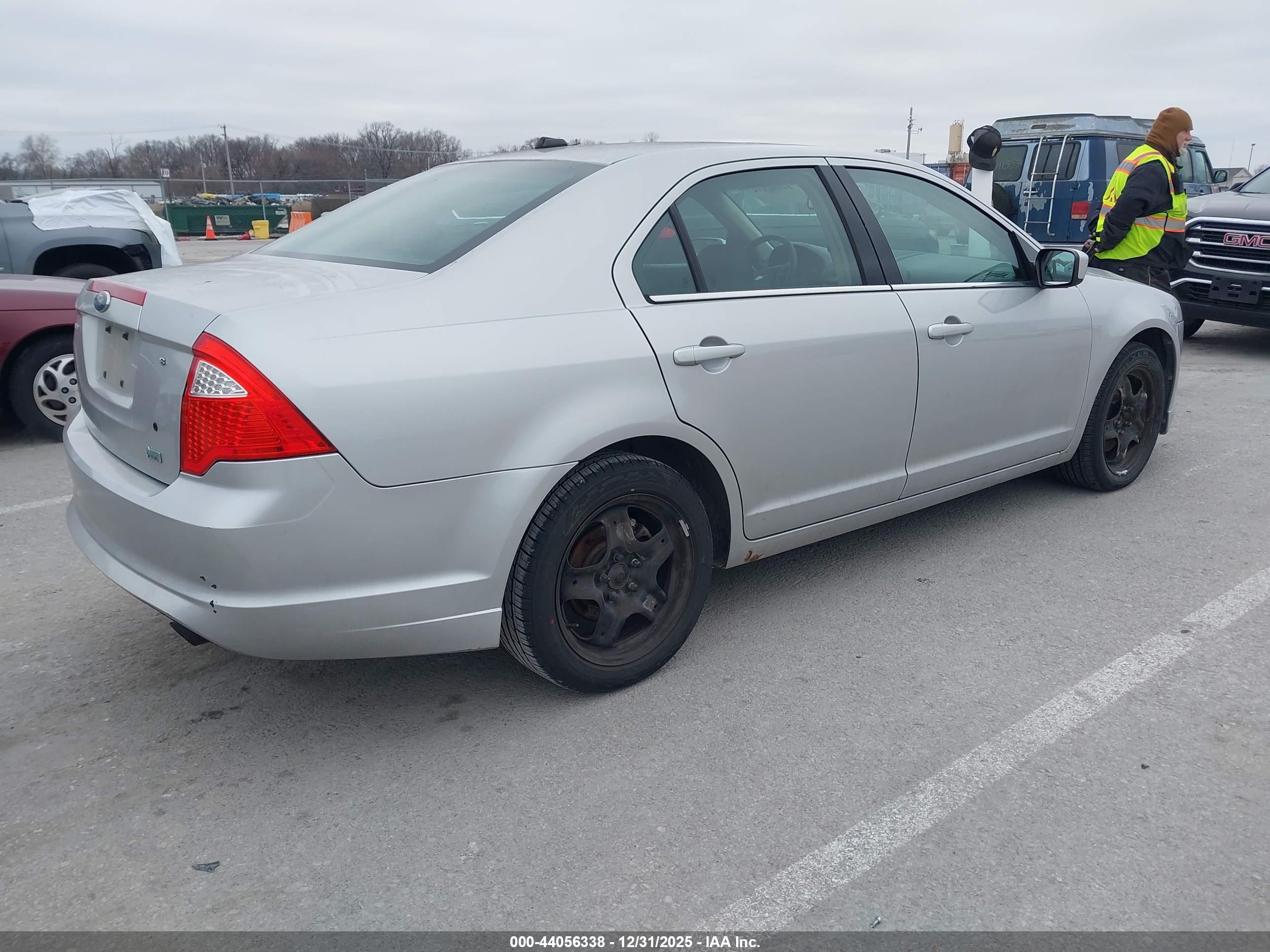 FORD FUSION image 4
