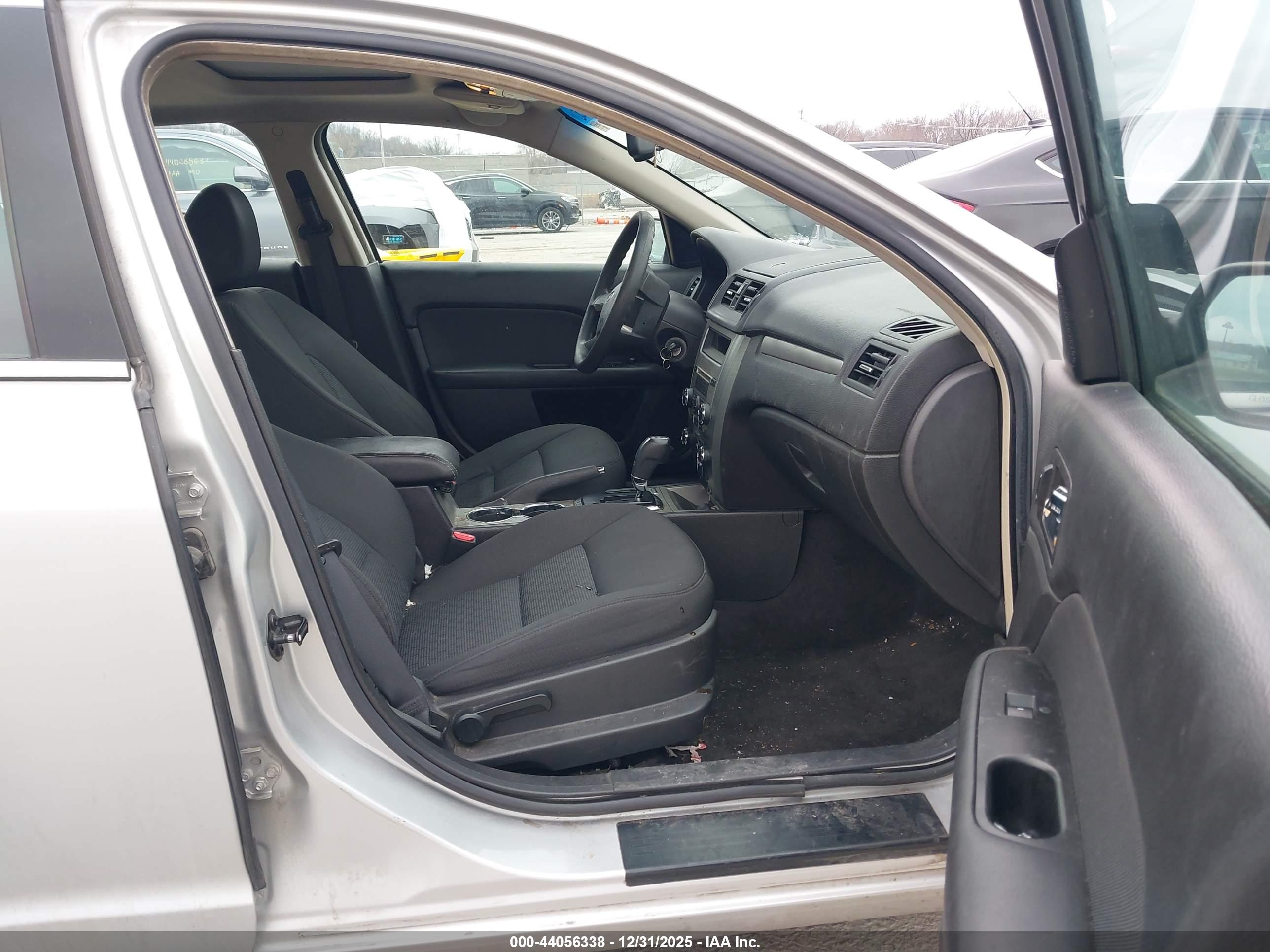 FORD FUSION image 5