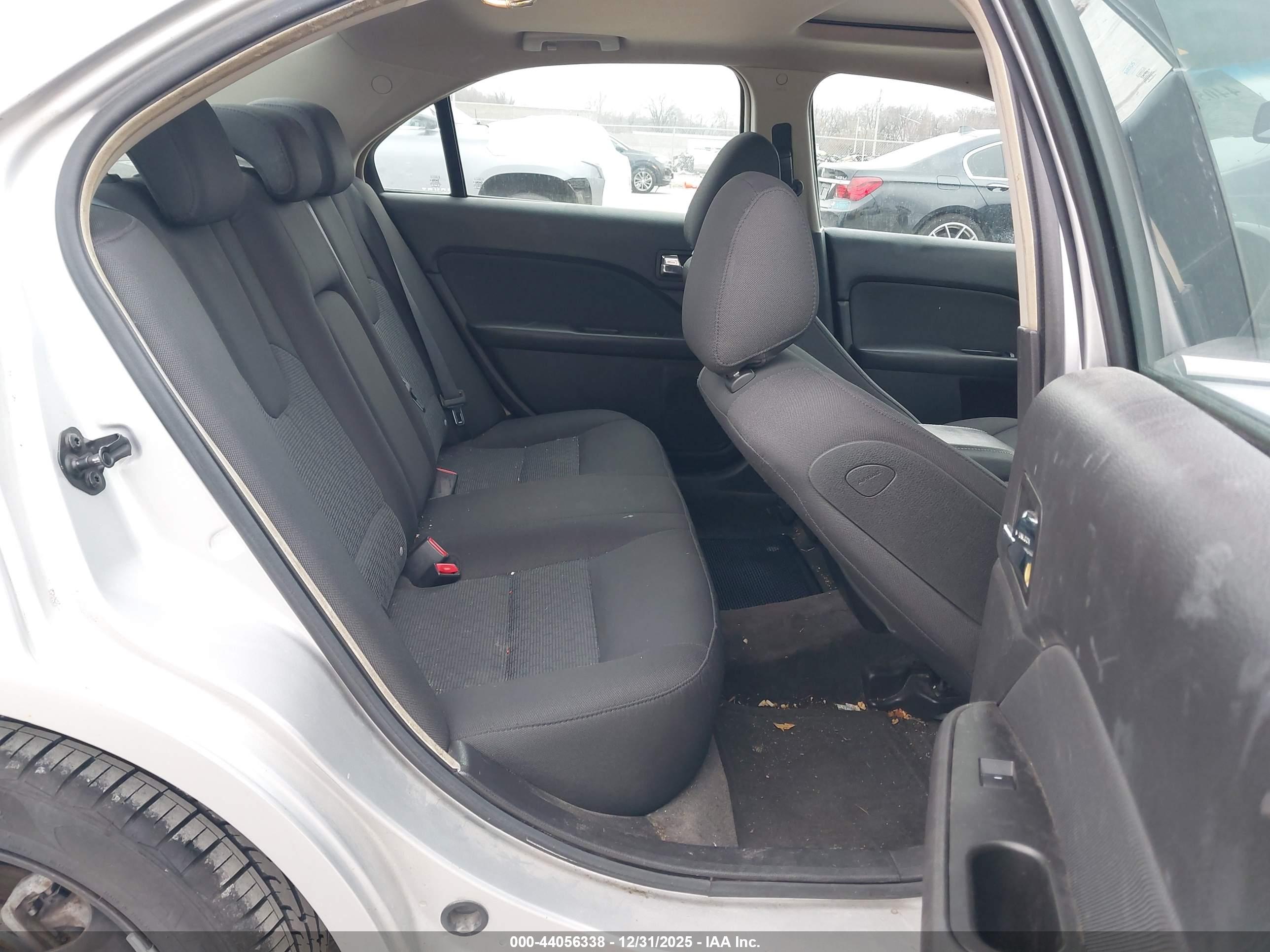 FORD FUSION image 8