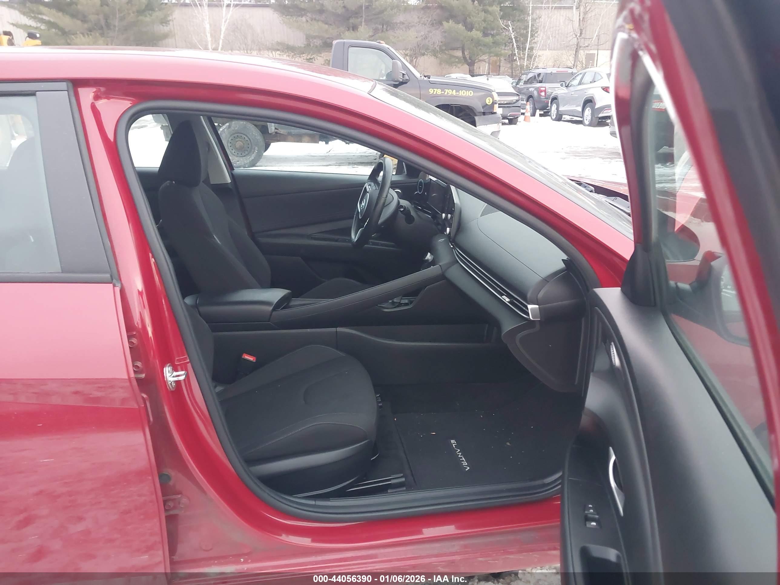 HYUNDAI ELANTRA image 5