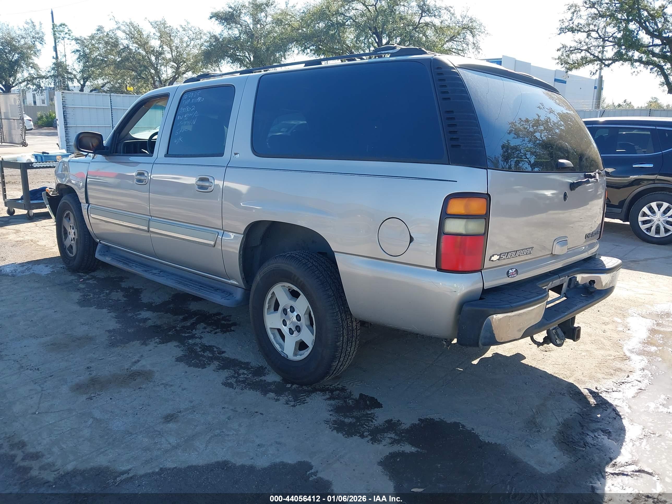 CHEVROLET SUBURBAN image 3