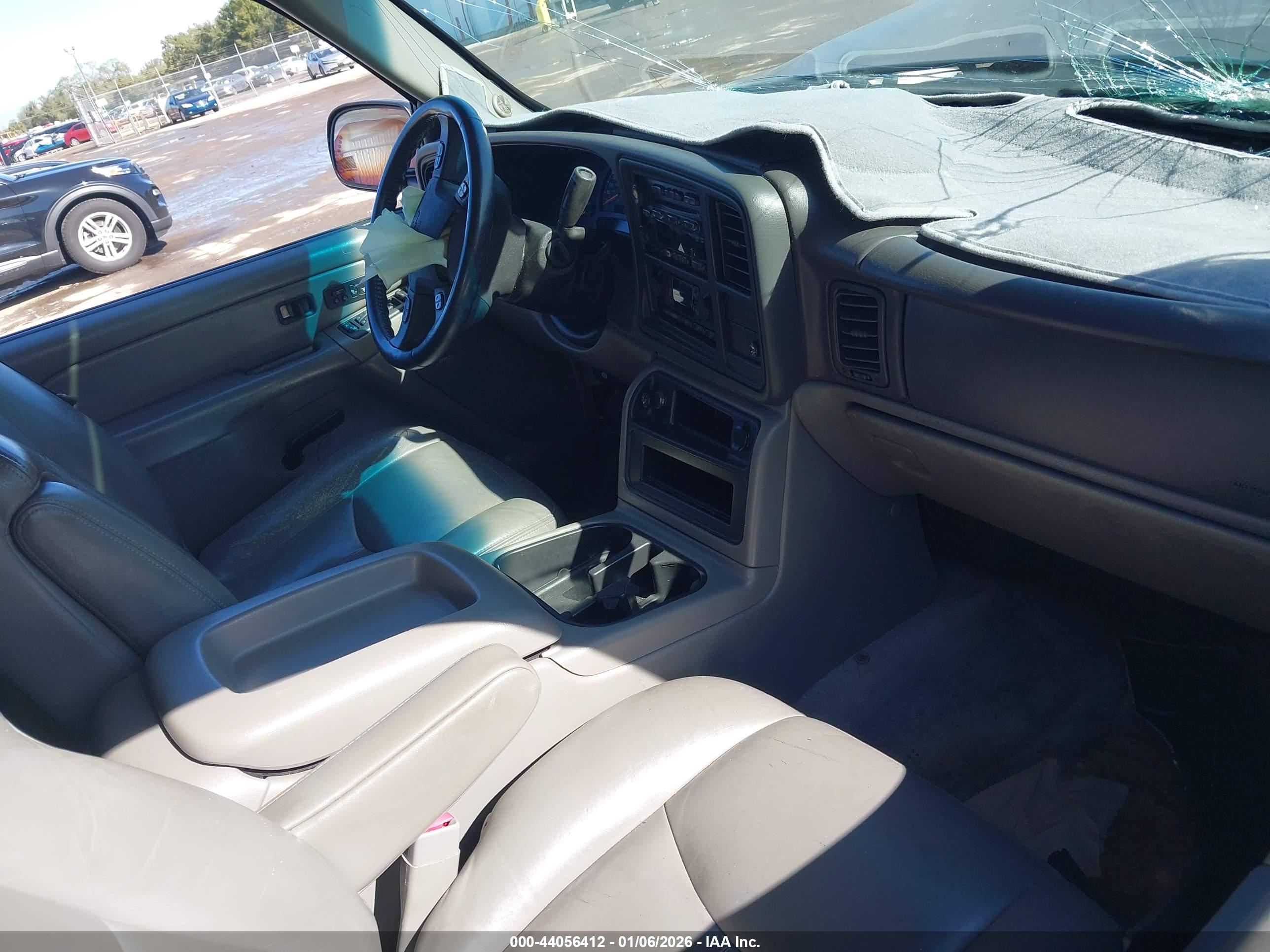 CHEVROLET SUBURBAN image 5