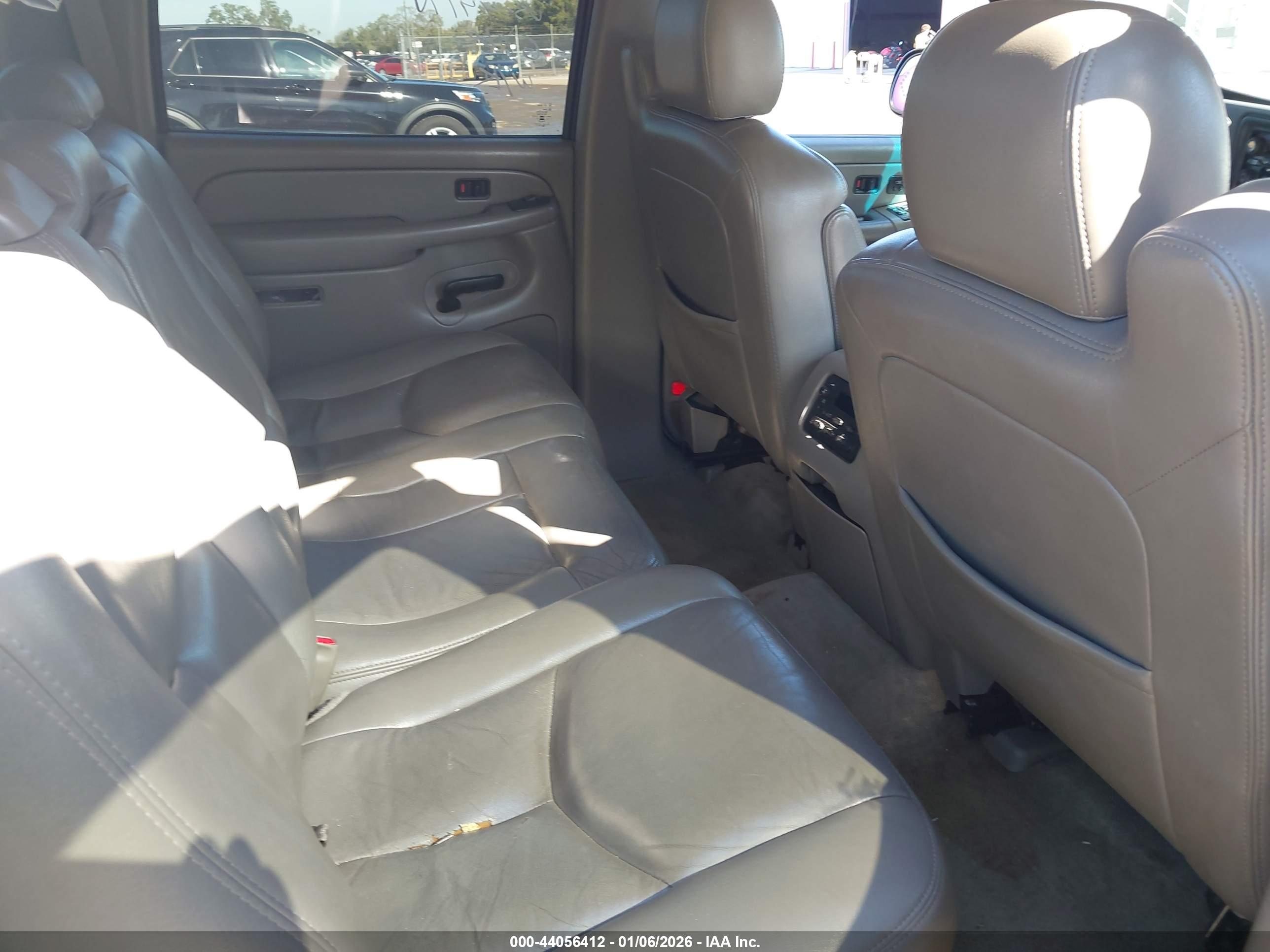 CHEVROLET SUBURBAN image 8