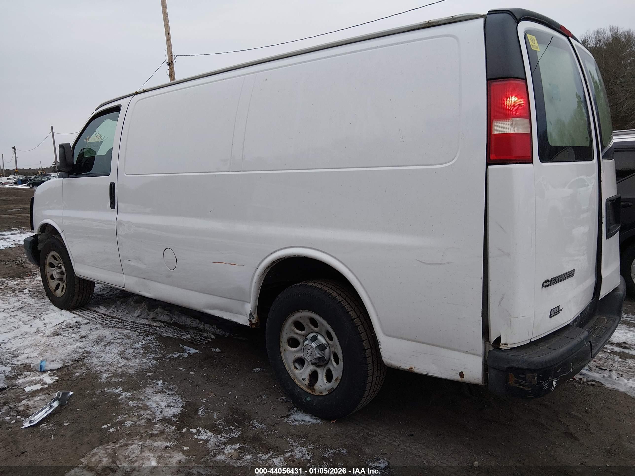 CHEVROLET EXPRESS image 3