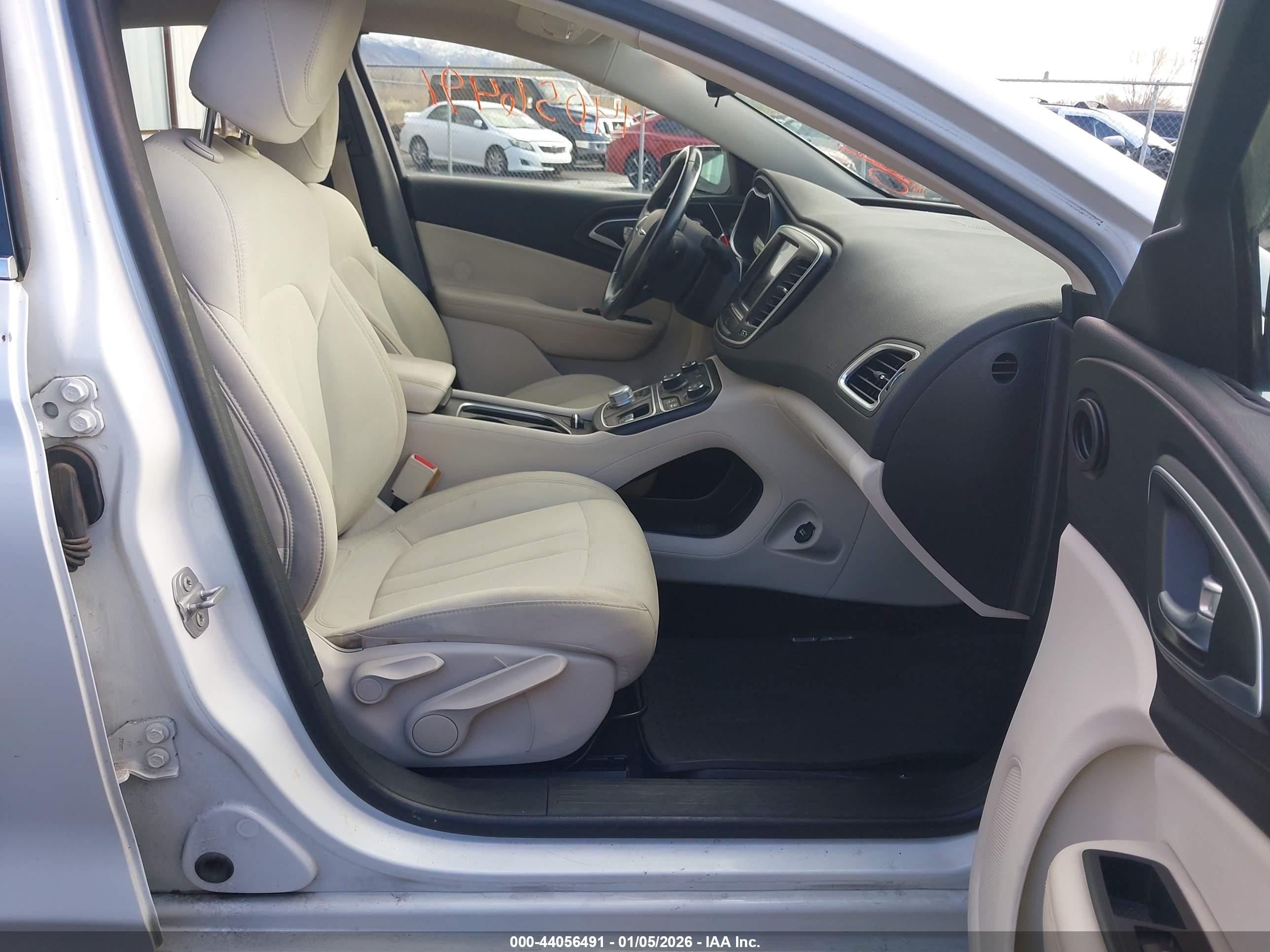 CHRYSLER 200 image 5