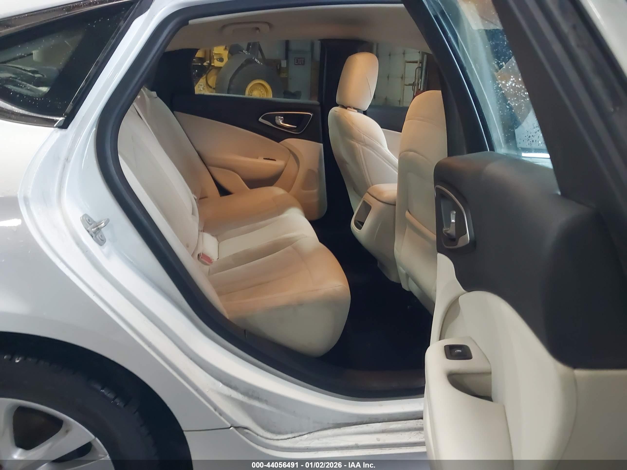 CHRYSLER 200 image 8