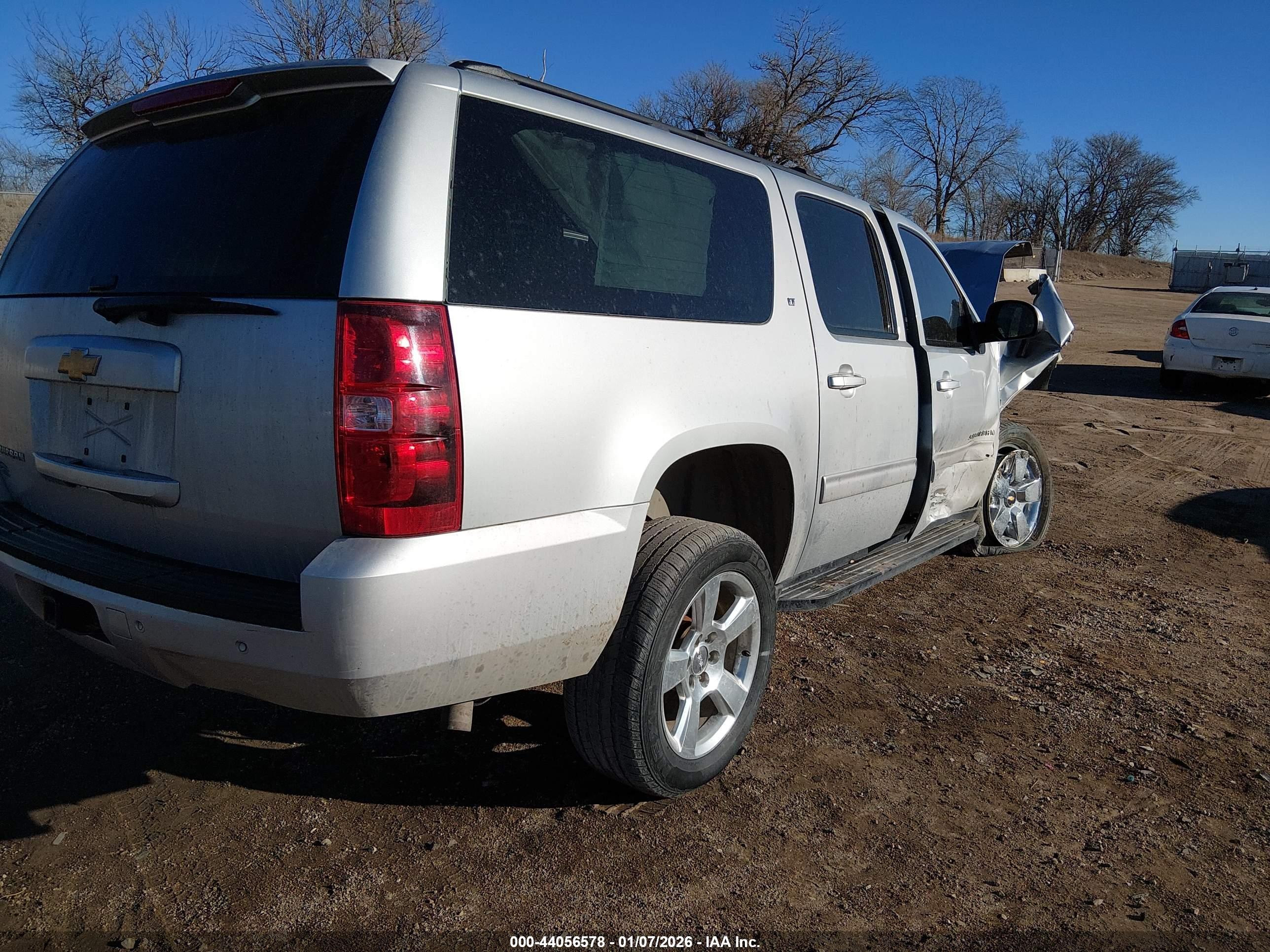 CHEVROLET SUBURBAN image 4