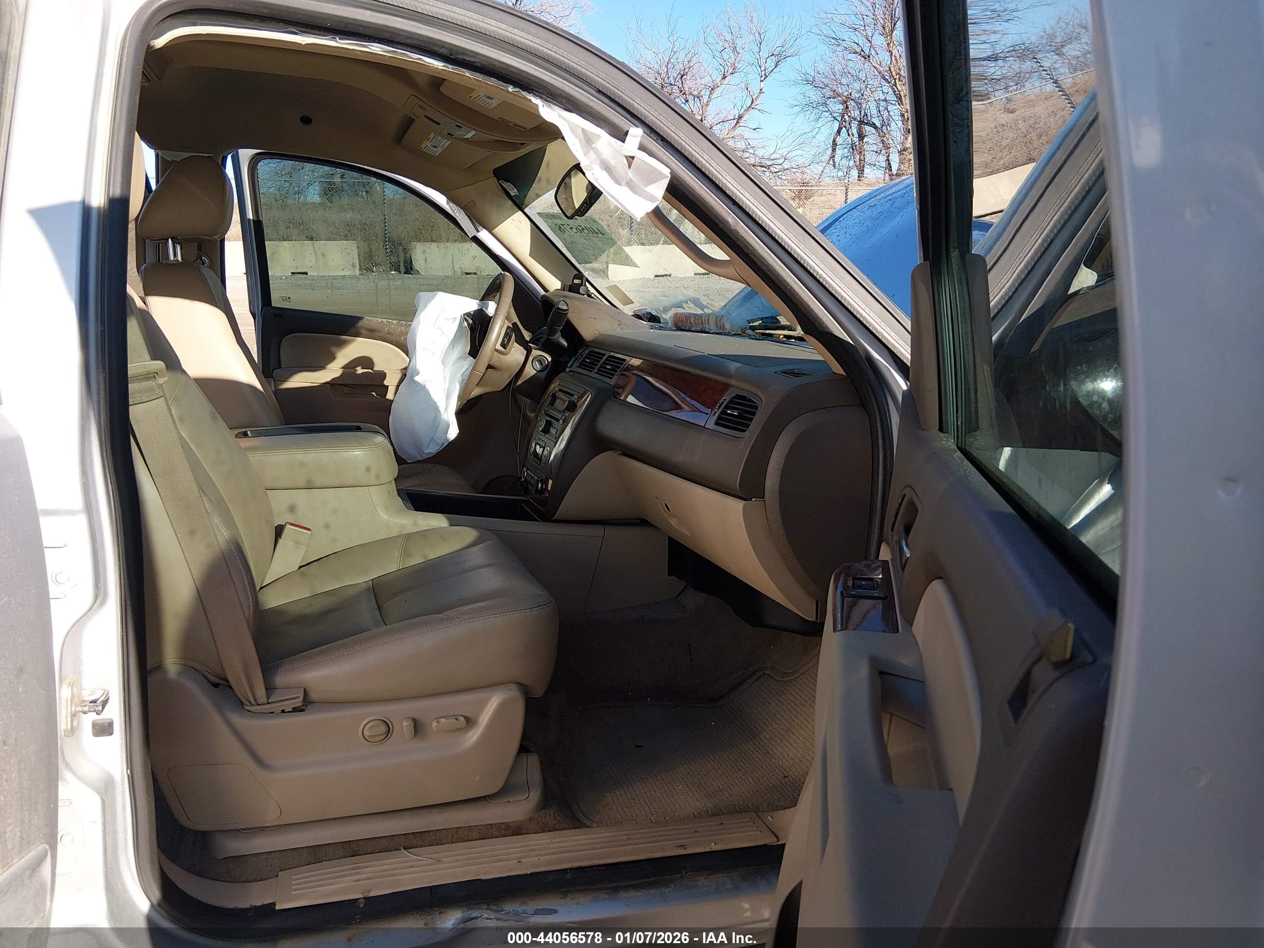 CHEVROLET SUBURBAN image 5