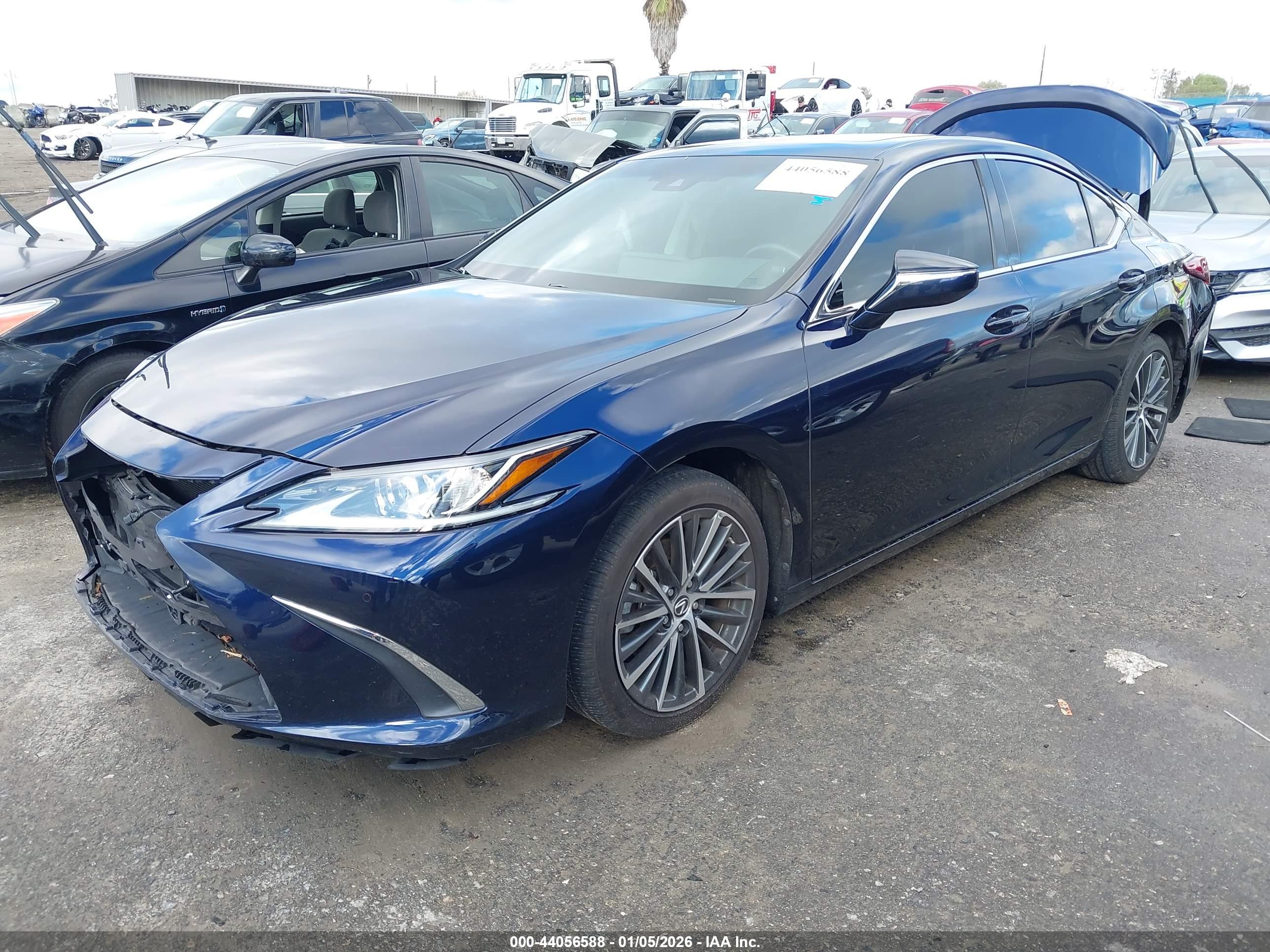 LEXUS ES image 2