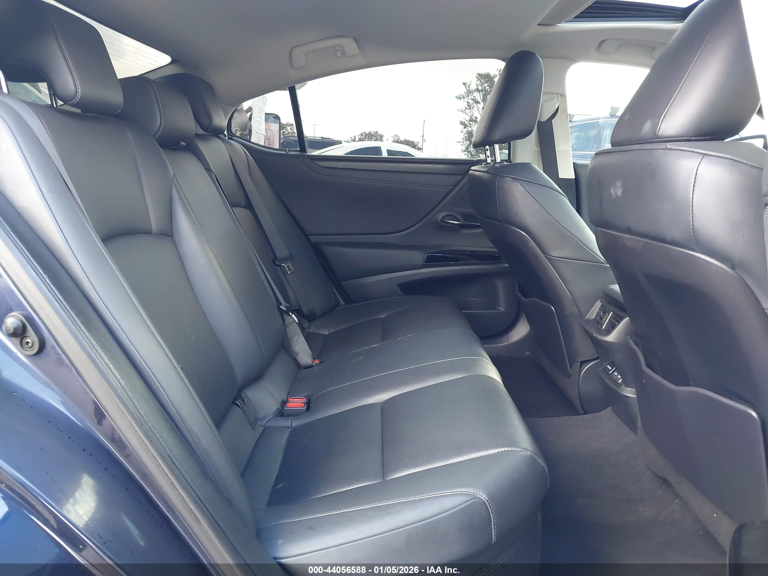 LEXUS ES image 8