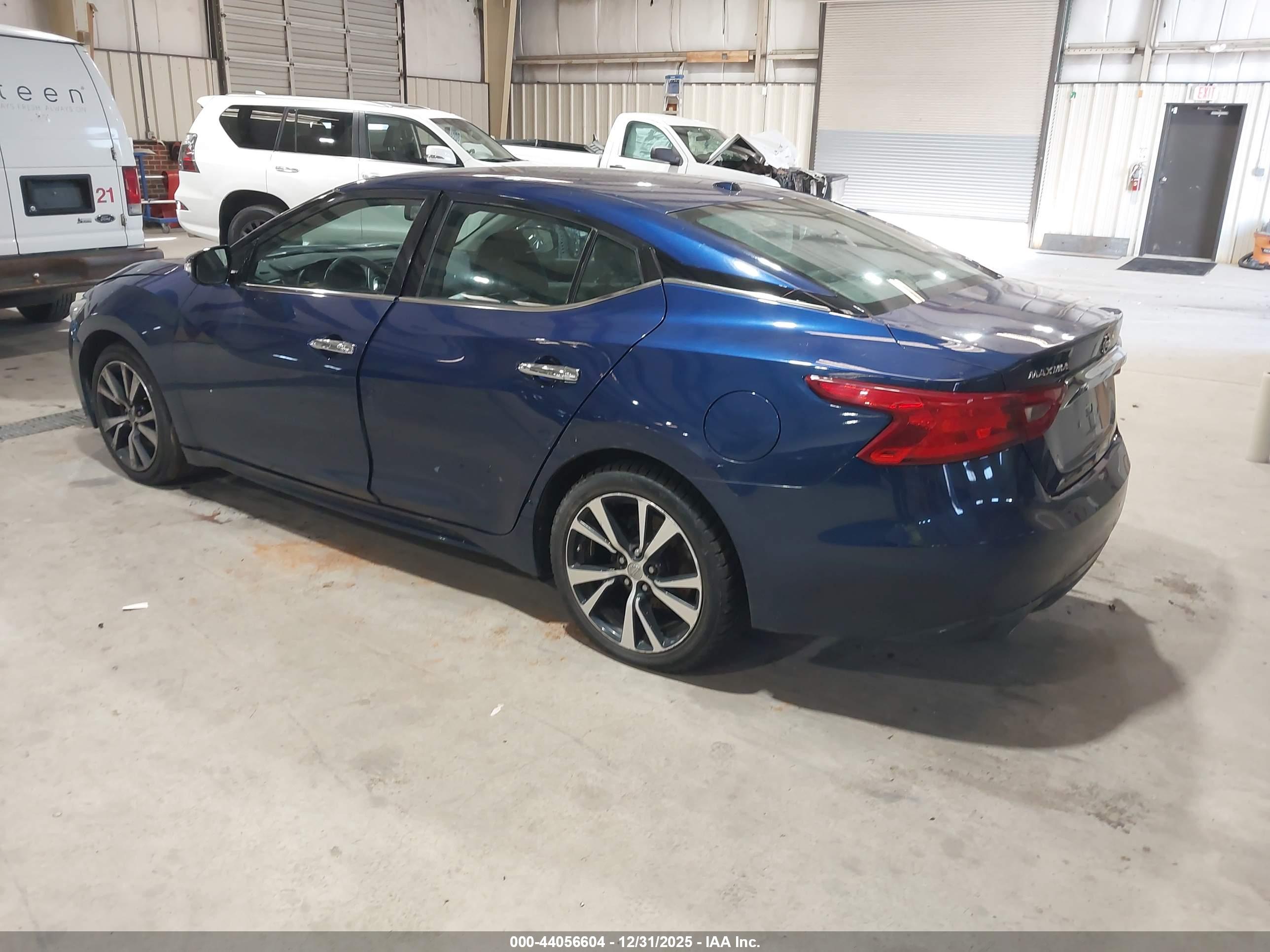 NISSAN MAXIMA image 3